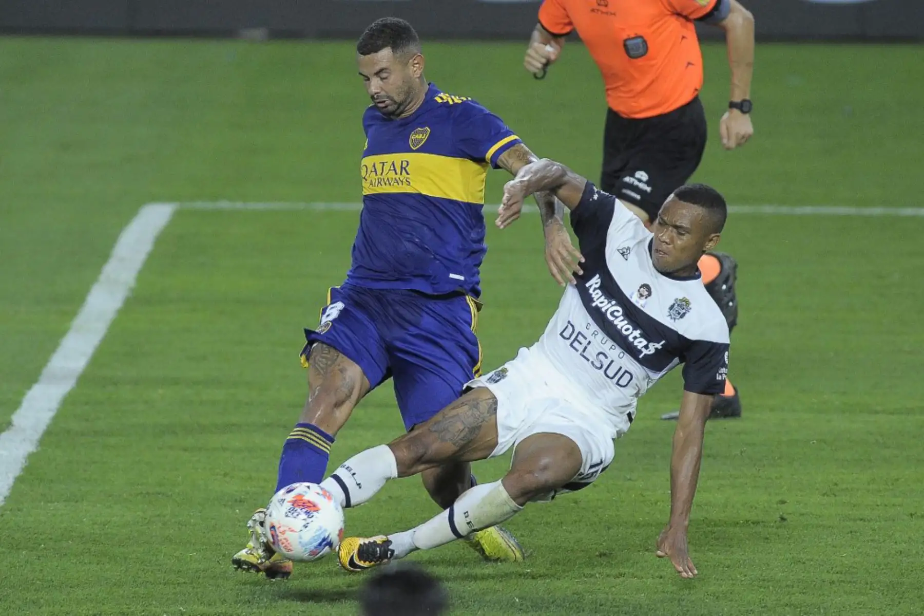 El mediocampista de Boca Juniors, Edwin Cardona, compite por el balón con el mediocampista de Gimnasia y Esgrima La Plata, Harrison Mancilla, durante el partido de la Liga de Fútbol Profesional Argentino en el estadio La Bombonera de Buenos Aires. Foto: AFP