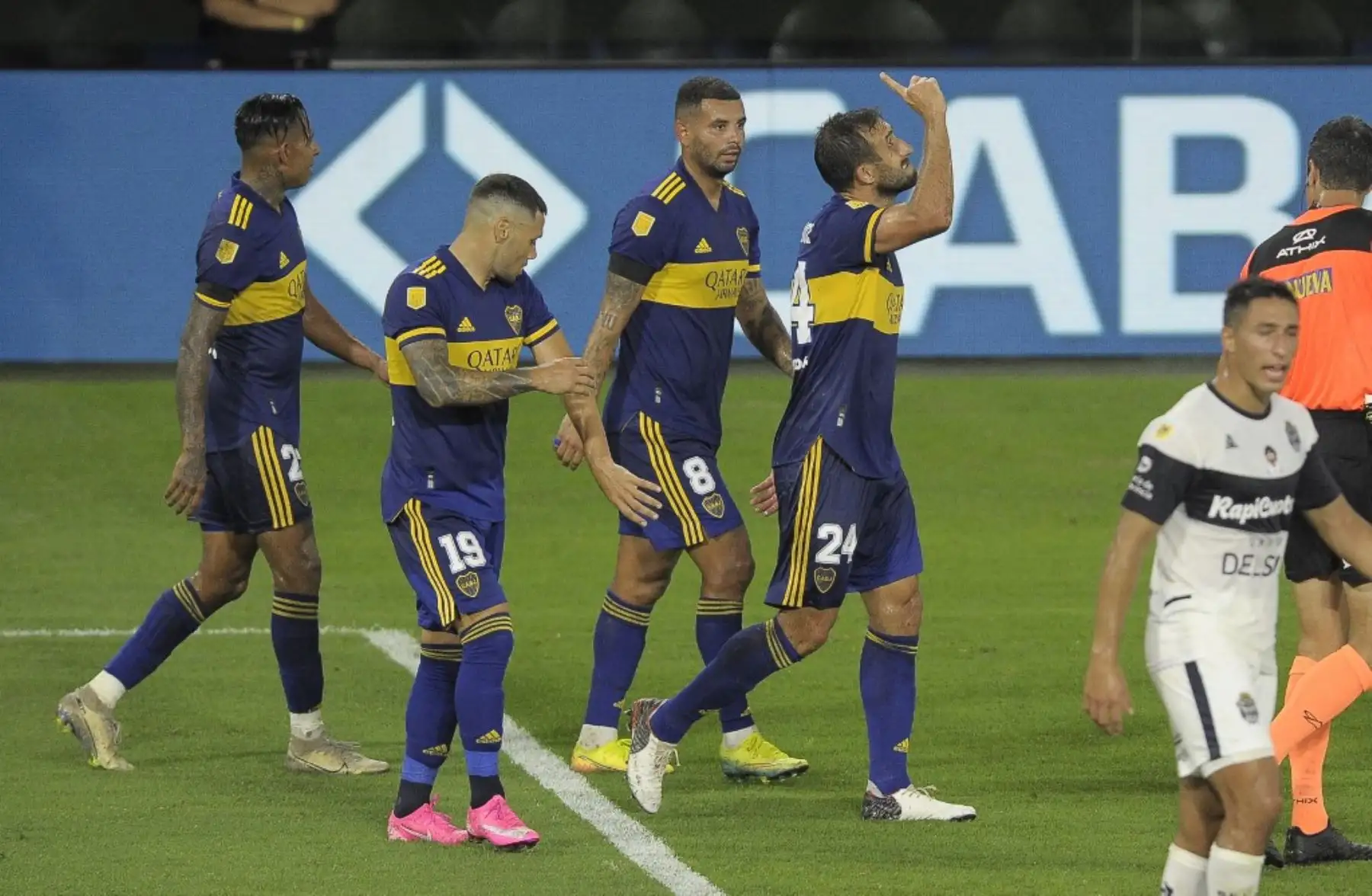 El defensor de Boca Juniors Carlos Izquierdoz ,celebra tras anotar ante Gimnasia y Esgrima La Plata durante su partido de Liga de Fútbol Profesional Argentino en el estadio La Bombonera de Buenos Aires. Foto: AFP