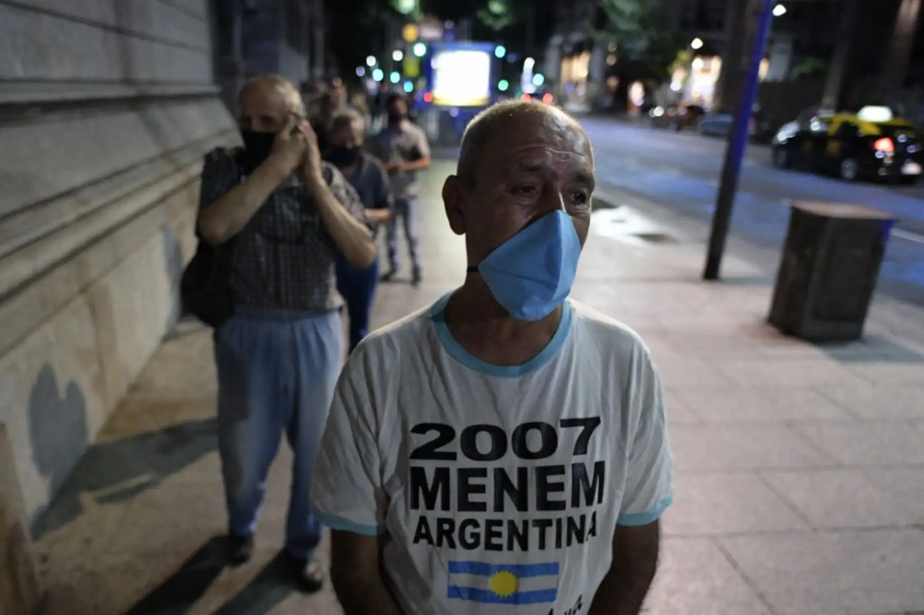 Personas hacen cola para presentar sus respetos al fallecido expresidente argentino 1989-1999 y al senador Carlos Saúl Menem mientras sus restos yacen en el Congreso, en Buenos Aires. Foto: AFP