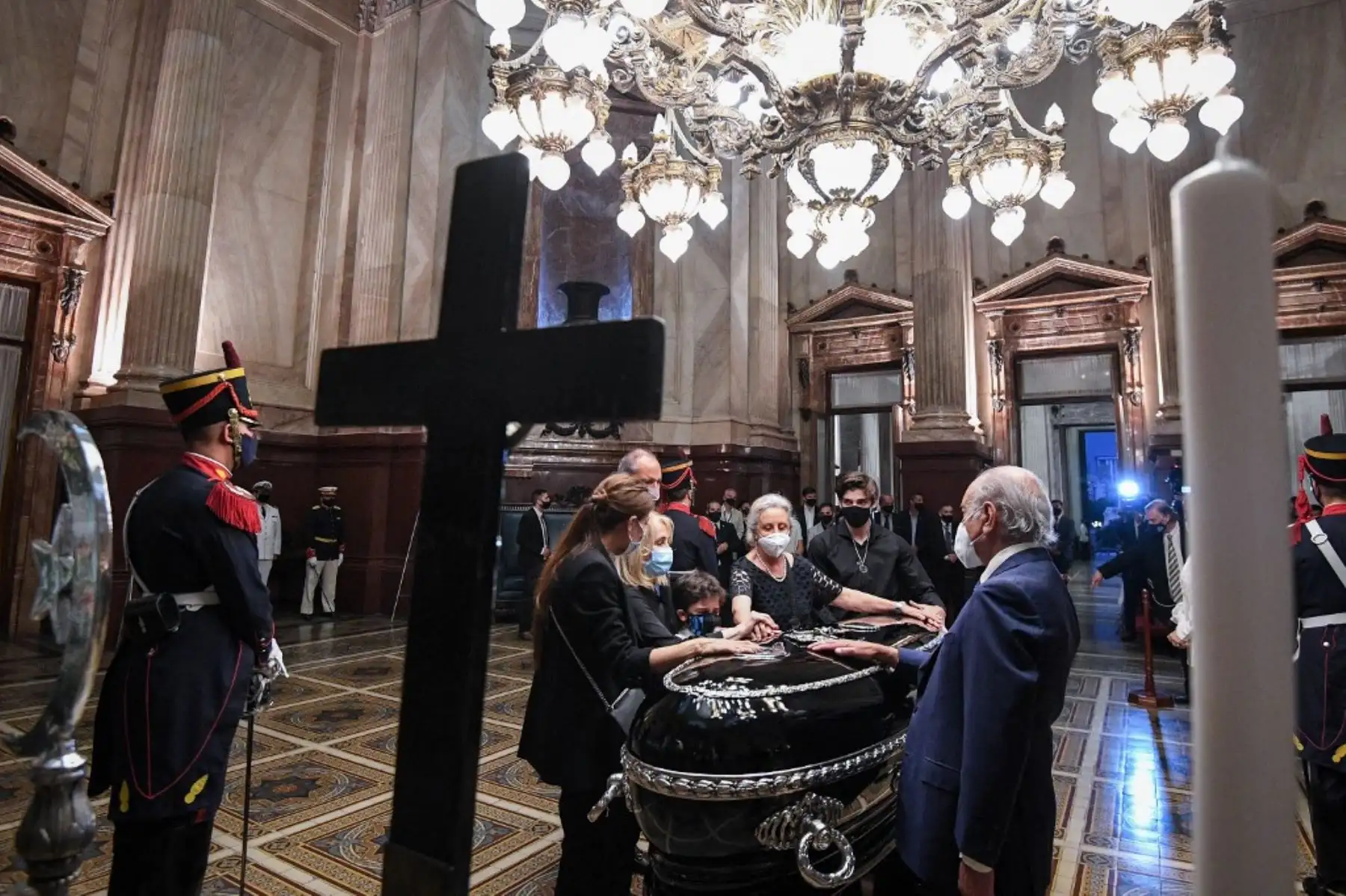 El Senado argentino que muestra a Zulema Menem, junto a su madre Zulema Yoma, sus hijos Luca Bertoldi Menem  y Malek Pocovi Menem y su tío Eduardo Menem de pie alrededor del ataúd con los restos de su padre, el fallecido ex presidente argentino 1989-1999 y el senador Carlos Saúl Menem, mientras se encuentra en el estado en el Congreso para el velorio en Buenos Aires. Foto: AFP