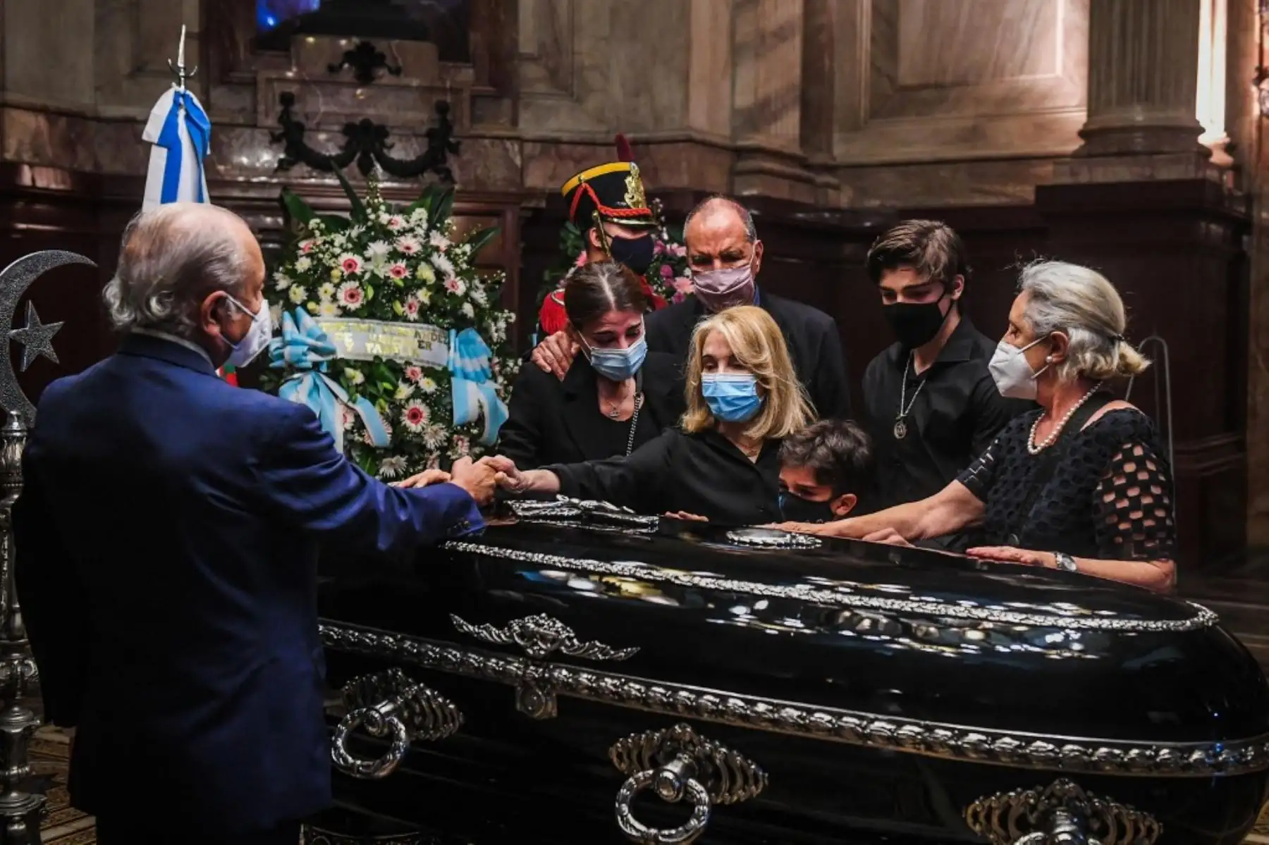 El Senado argentino que muestra a Zulema Menem, junto a su madre Zulema Yoma, sus hijos Luca Bertoldi Menem  y Malek Pocovi Menem y su tío Eduardo Menem de pie alrededor del ataúd con los restos de su padre, el fallecido ex presidente argentino 1989-1999 y el senador Carlos Saúl Menem, mientras se encuentra en el estado en el Congreso para el velorio en Buenos Aires. Foto: AFP