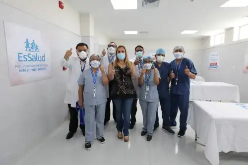 La nueva implementación del Banco de Sangre y Laboratorio, en el que también se realizan pruebas antigénicas para COVID con resultados en 15 minutos, beneficiará a la población de asegurados de Lima provincias. El tomógrafo multicorte de alta gama, inaugurado hace unas semanas, permite establecer nivel de compromiso pulmonar en los pacientes contagiados por COVID 19. Foto: ANDINA/EsSalud