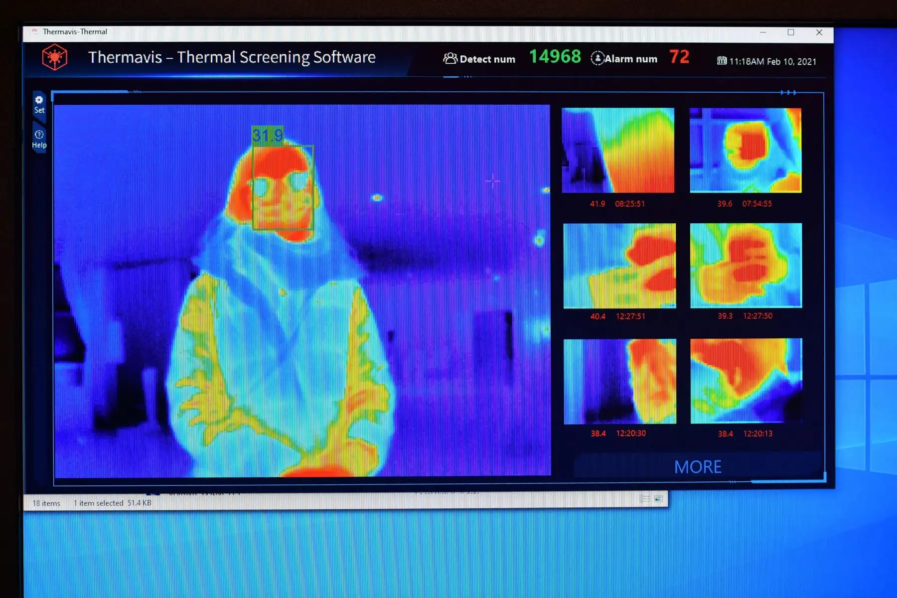 Los resultados de una cámara termográfica se muestran en una pantalla mientras una persona espera en la recepción del hotel St Giles cerca del aeropuerto de Heathrow en el oeste de Londres. Foto: AFP