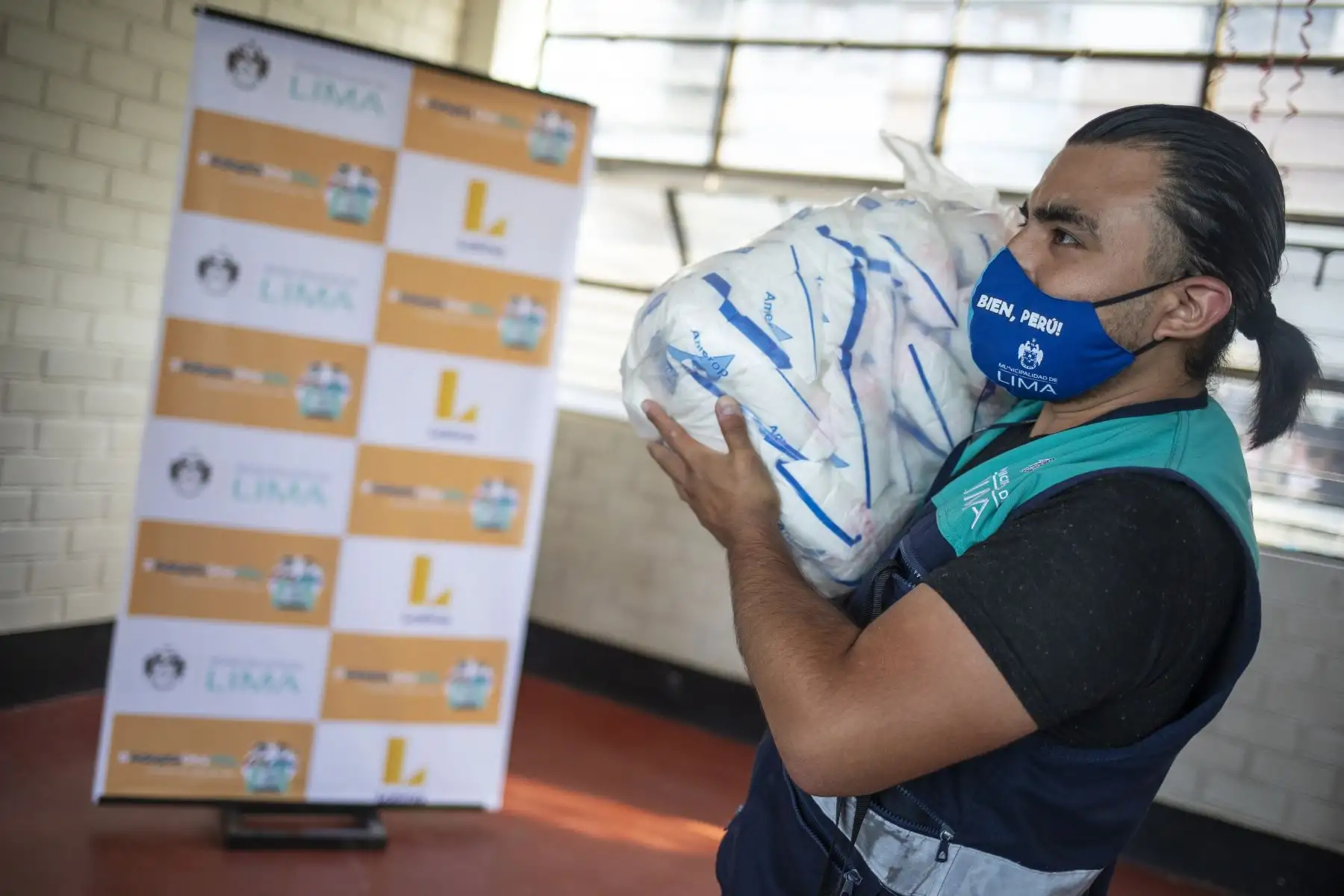 Alcalde de Lima Jorge Muñoz supervisa entrega de donación a olla común en A.H. Villa de Fátima. Foto: ANDINA/  MLM