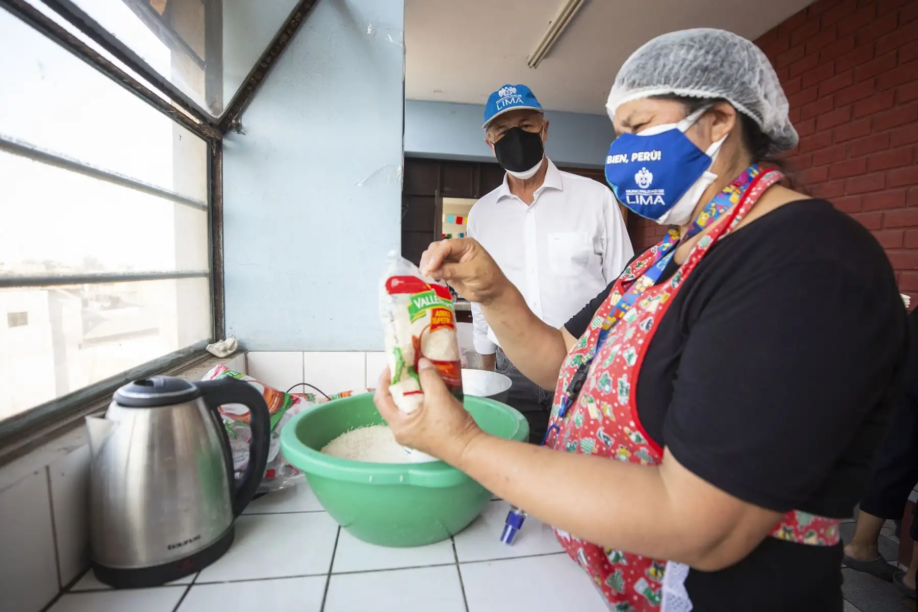 Alcalde de Lima Jorge Muñoz supervisa entrega de donación a olla común en A.H. Villa de Fátima. Foto: ANDINA/  MLM