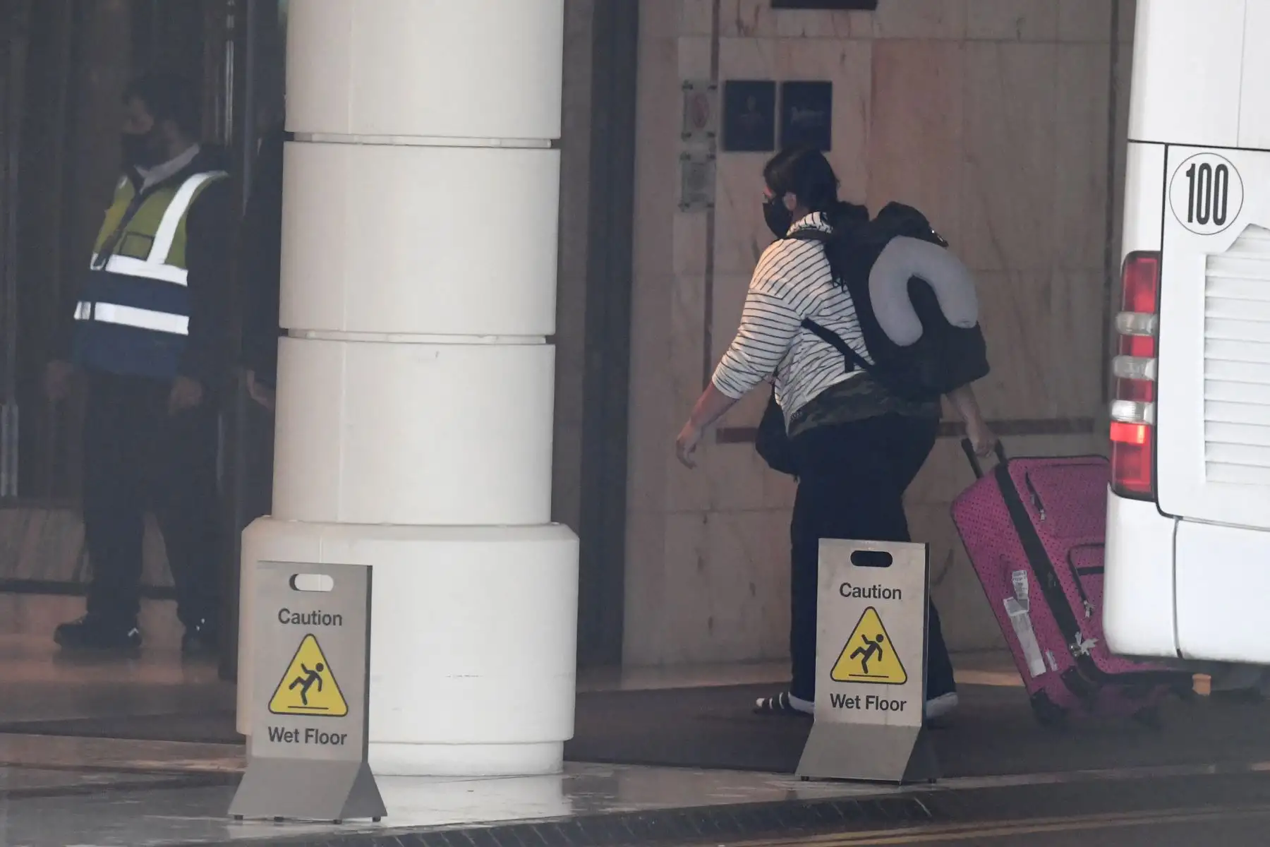 Los pasajeros desembarcan de un autobús para ingresar a un hotel Radisson Blu en el aeropuerto de Heathrow, donde se someterán a una cuarentena hotelera obligatoria en el oeste de Londres. Foto: AFP