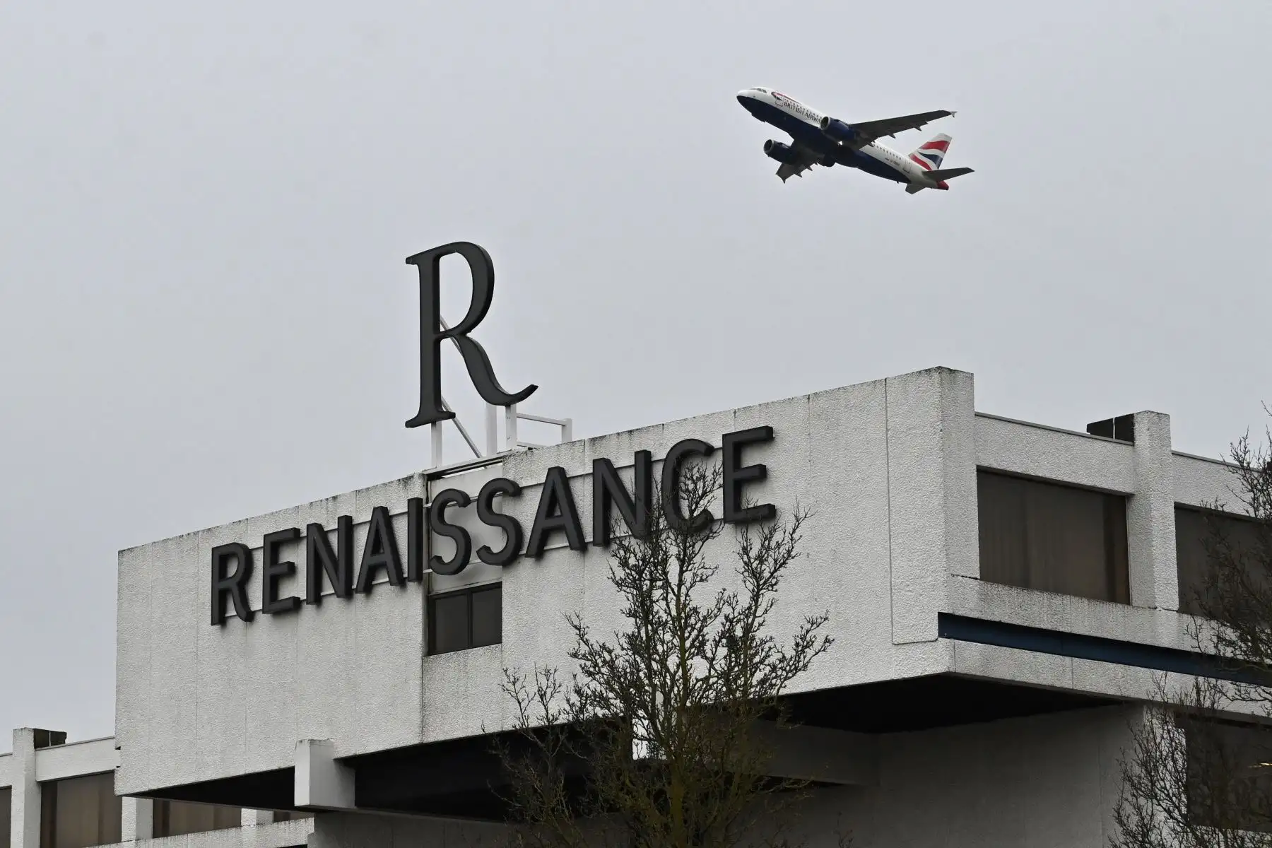 Un avión de pasajeros Airbus A319 de British Airways se ve sobre el Renaissance London Heathrow Hotel después de despegar del aeropuerto de Heathrow en el oeste de Londres. Foto: AFP