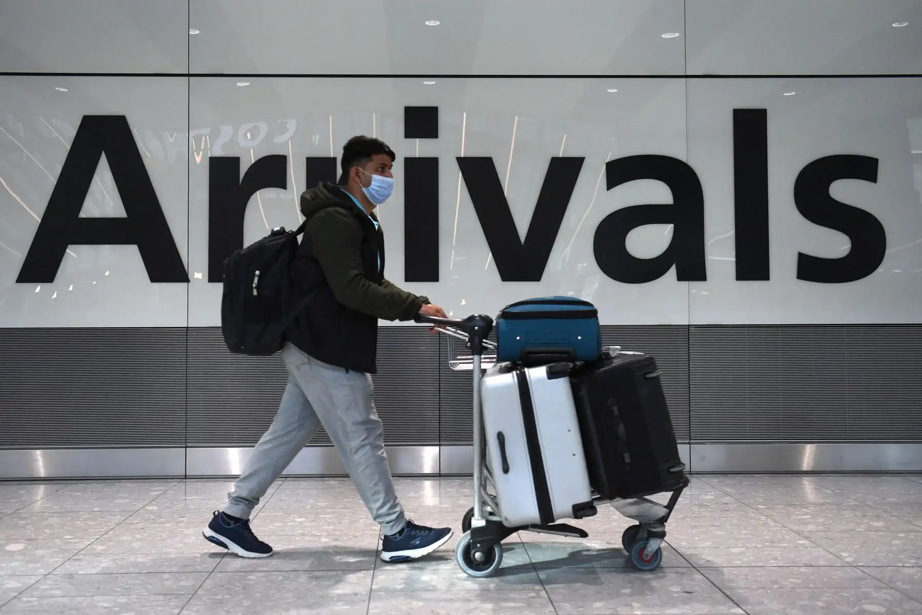 Un pasajero camina por la sala de llegadas de la Terminal 5 del aeropuerto de Heathrow en el oeste de Londres. Foto: AFP