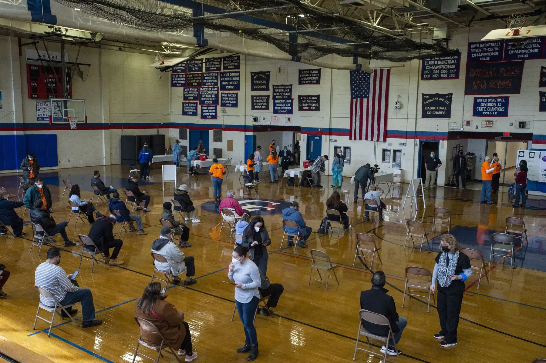 Cerca de 700 dosis de la vacuna Moderna Covid-19 se administraron en Central Falls High School en Central Falls, Rhode Island, el 13 de febrero de 2021. Foto: AFP