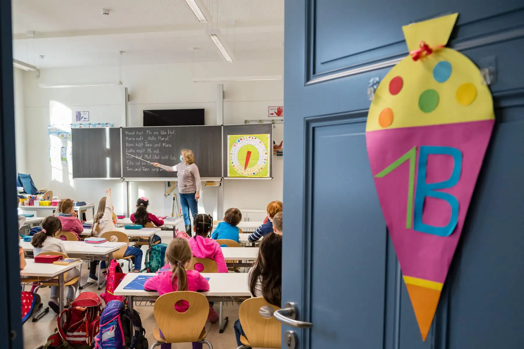 Los estudiantes de primer grado de la 39a escuela primaria de Dresde se sientan en su salón de clases para la primera lección después del cierre del coronavirus, Alemania. Foto: AFP