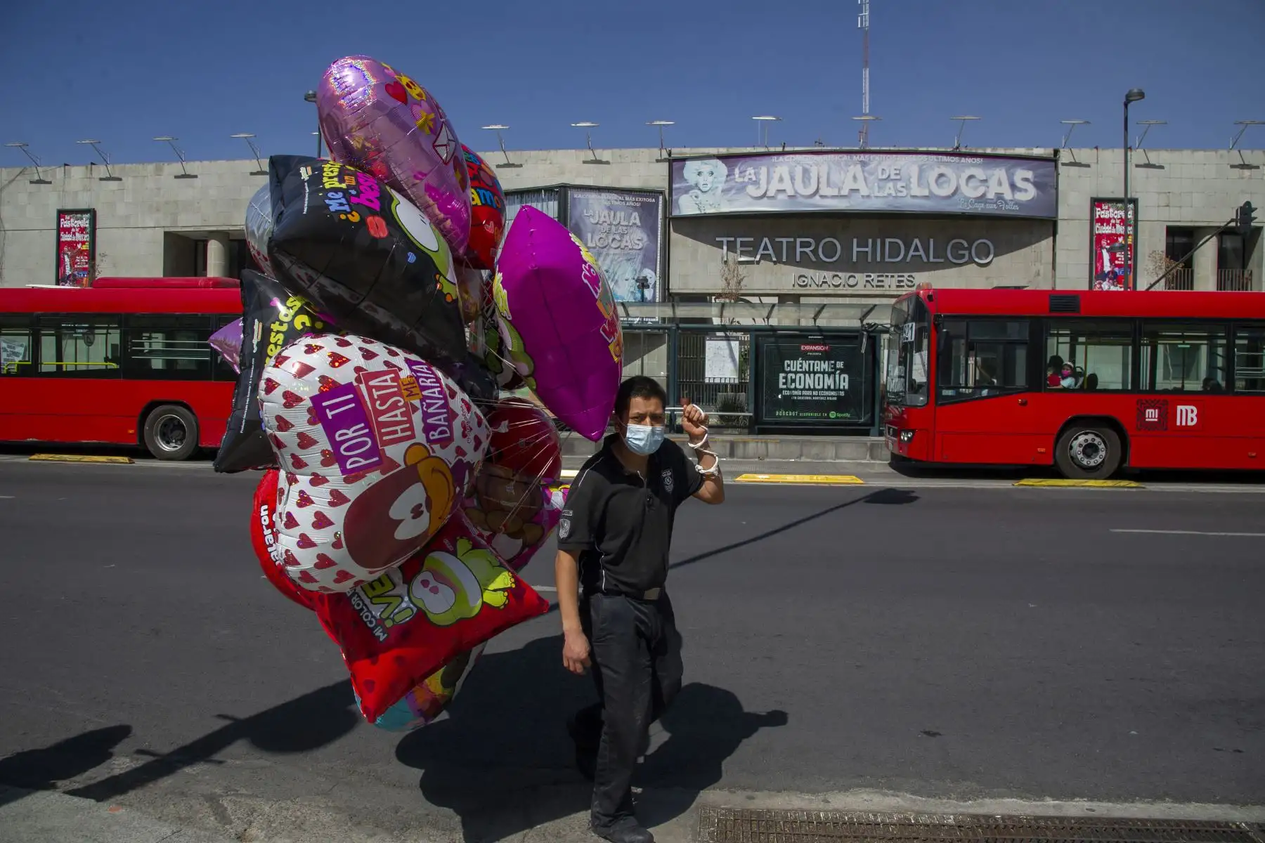 Un hombre con mascarilla como medida preventiva contra la propagación del nuevo coronavirus, COVID-19, vende globos en la Ciudad de México, en el día de San Valentín. Foto: AFP