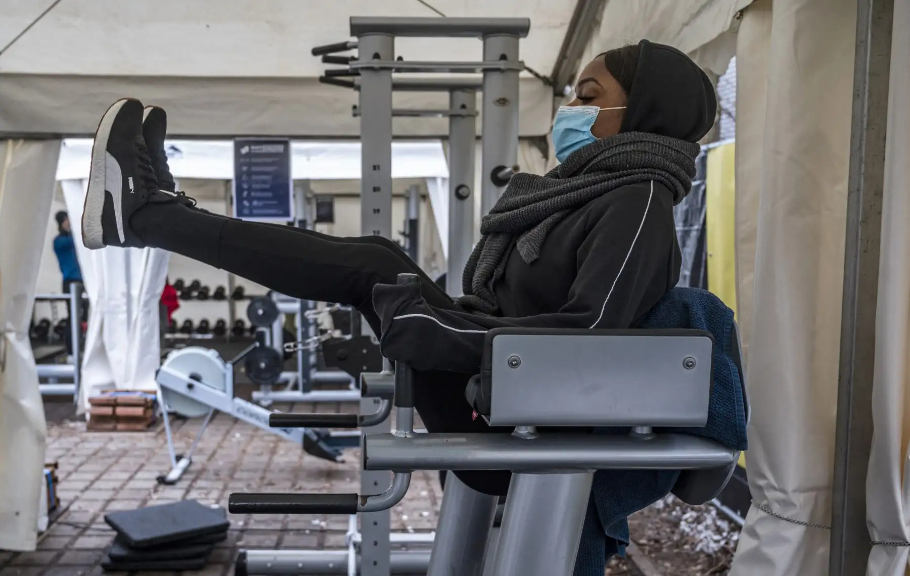 Una mujer entrena en un gimnasio al aire libre en Berlín el 13 de febrero de 2021 en medio de la nueva pandemia del coronavirus. Foto: AFP