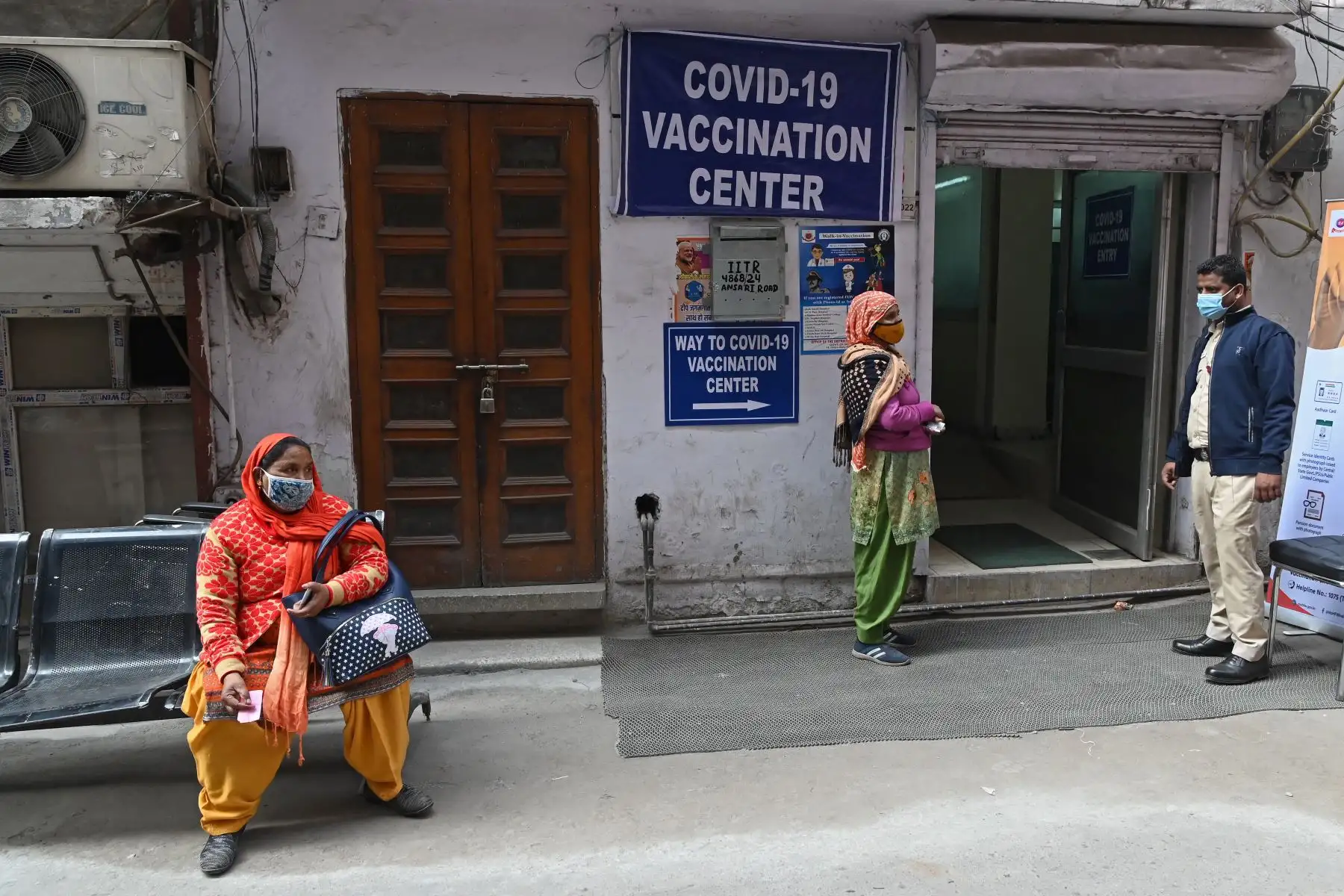 Los trabajadores de primera línea esperan recibir la vacuna contra el coronavirus Covid-19 en un centro de vacunación en Nueva Delhi. Foto: AFP