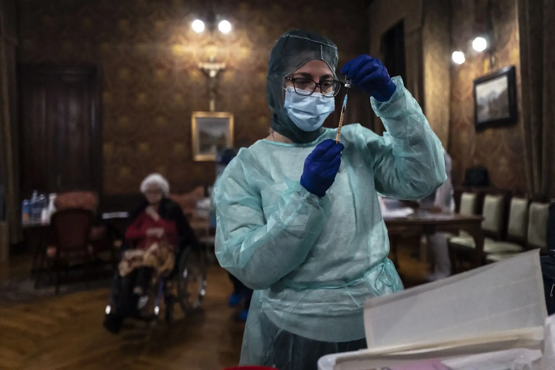 Un trabajador médico prepara una inyección de la vacuna Pfizer-BioNTech Covid-19 en la Casa de Retiro Tapparelli en Saluzzo, cerca de Cuneo, noroeste de Italia, durante una campaña de vacunación para personas mayores de 80 años. Foto: AFP