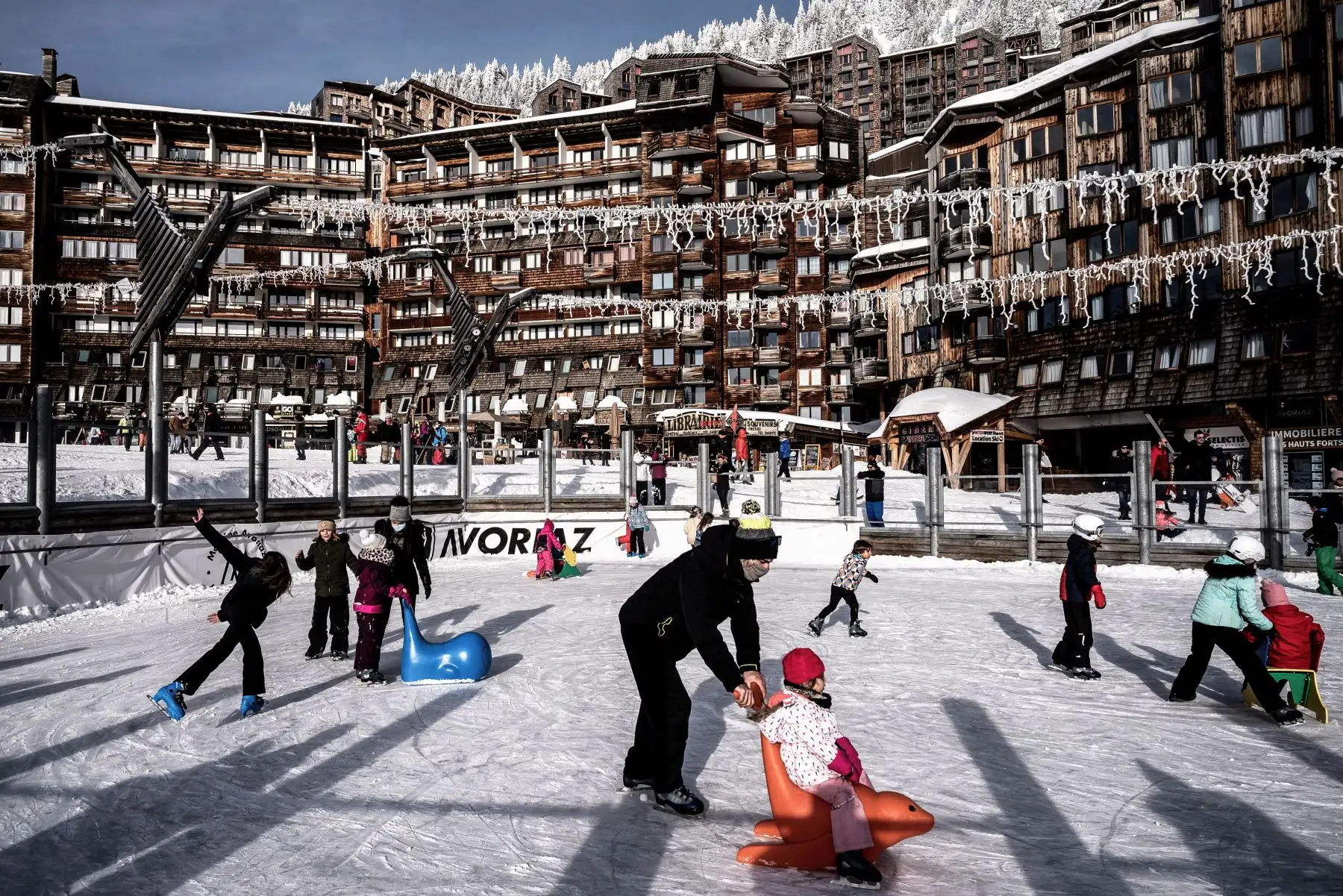 La gente disfruta de la pista de patinaje sobre hielo al aire libre en la estación de esquí de Avoriaz, Alpes franceses. Foto: AFP