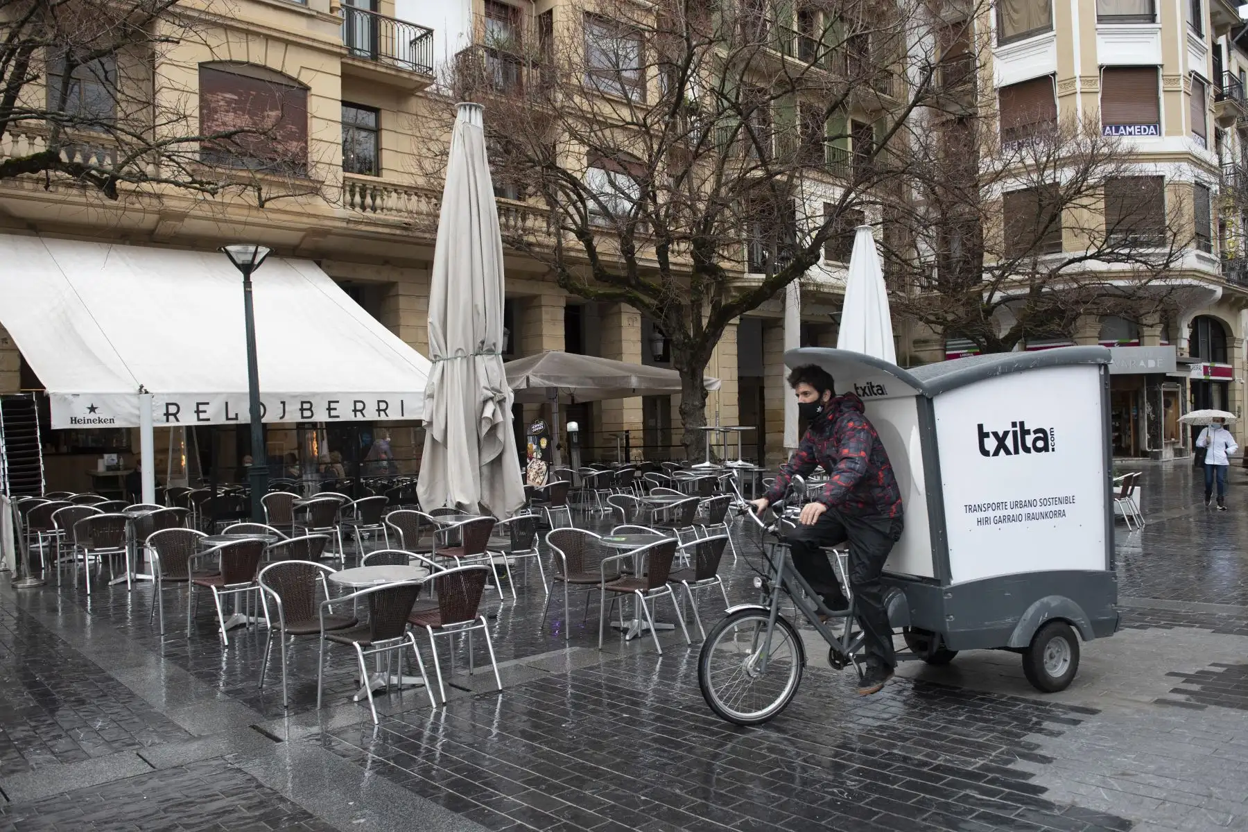 Un ciclista pasa junto a un bar con terraza al aire libre en la ciudad vasca de San Sebastián, en el norte de España, después de que el Tribunal Superior de Justicia del País Vasco levantara las restricciones de coronavirus en bares y restaurantes. Foto: AFP