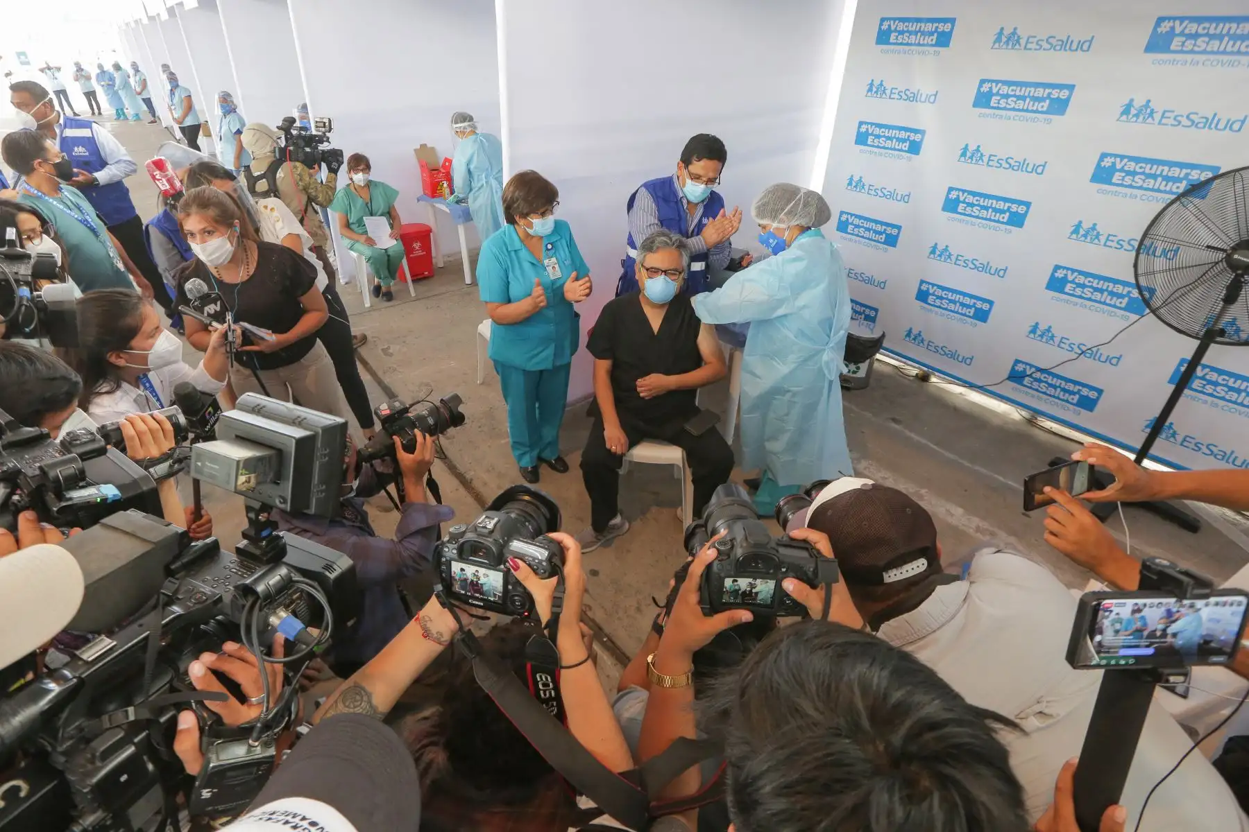 Un trabajador de la salud peruano de Lima recibe la primera dosis de la vacuna contra COVID-19 en Lima el 9 de febrero de 2021. - Perú inició su programa de inmunización contra el coronavirus apenas dos días después de recibir 300.000 dosis de la vacuna de la empresa estatal china Sinopharm. Foto: AFP