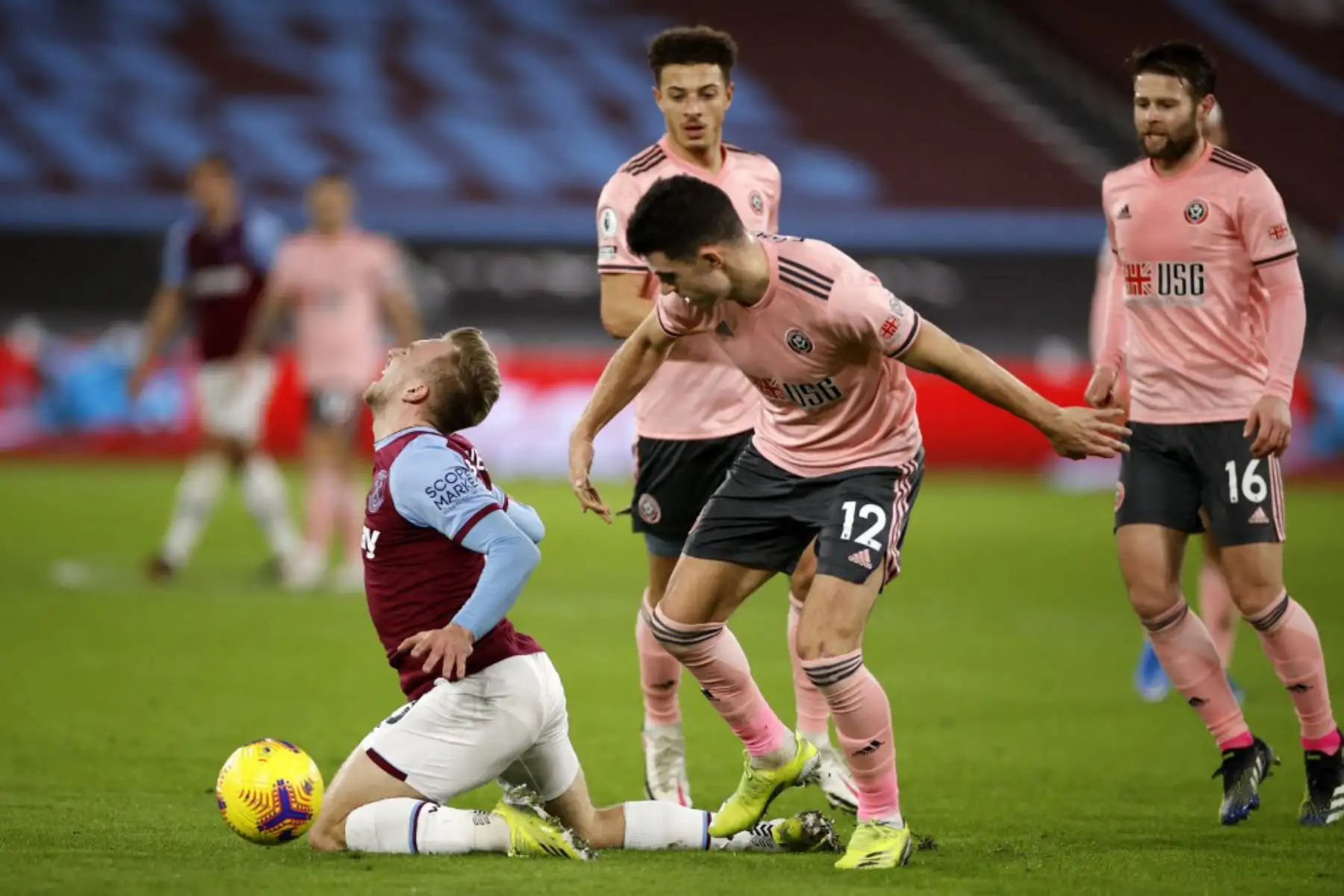 El defensa irlandés del Sheffield United, John Egan (2R), comete una falta al delantero inglés del West Ham United, Jarrod Bowen, para conceder un tiro libre durante el partido de fútbol de la Premier League inglesa entre West Ham United y Sheffield United en el London Stadium, en el este de Londres.

Foto: AFP