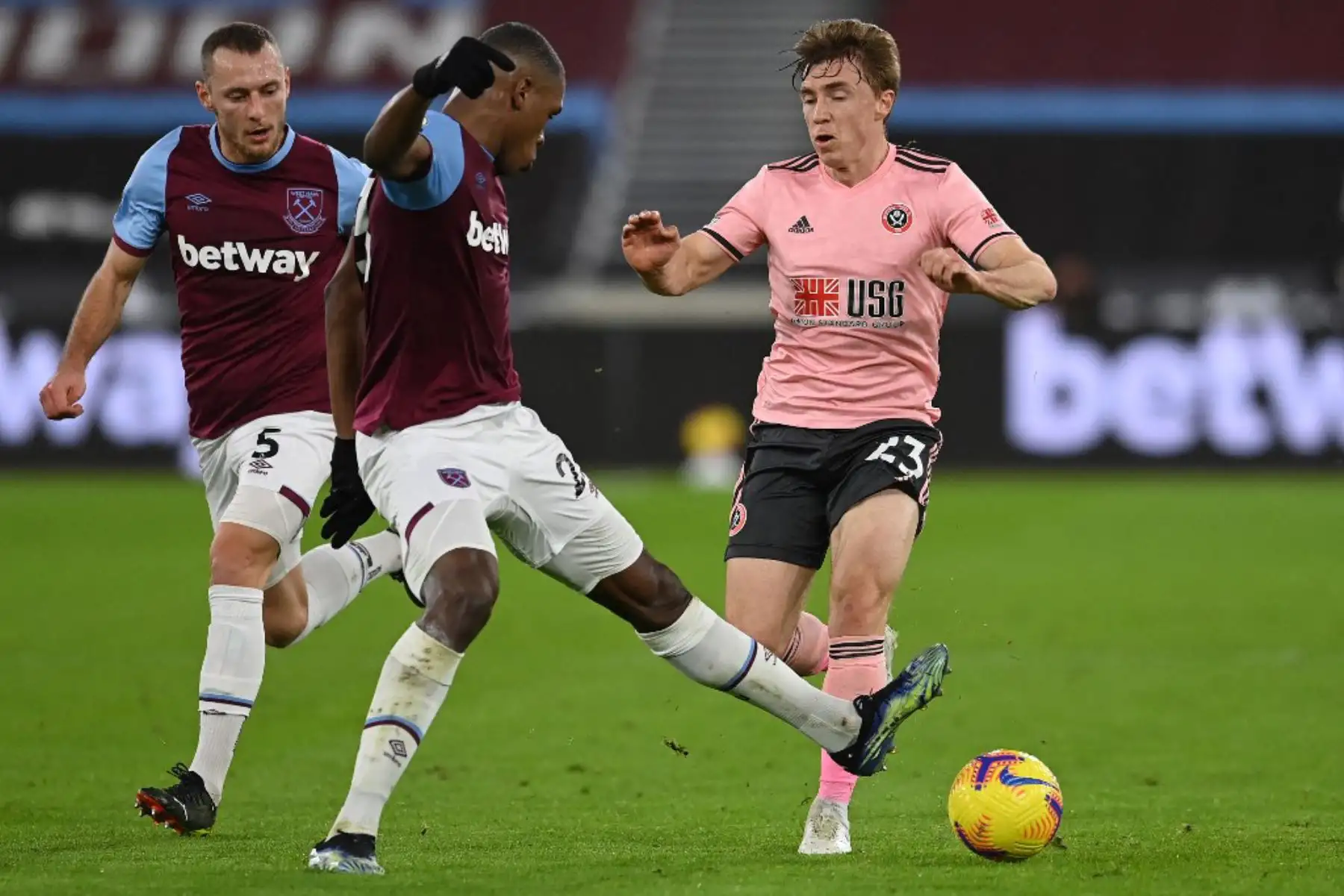 El defensor francés del West Ham United, Issa Diop (2L), se enfrenta al mediocampista inglés del Sheffield United, Ben Osborn, durante el partido de fútbol de la Premier League inglesa entre el West Ham United y el Sheffield United en el London Stadium.

Foto: AFP