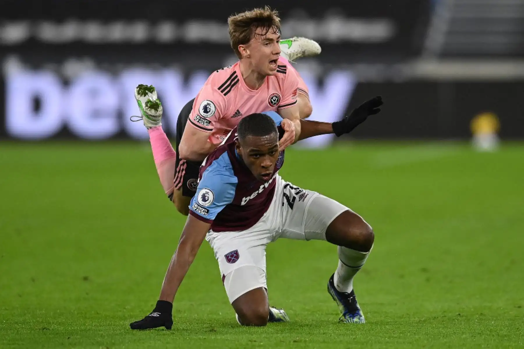 El defensa francés del West Ham United, Issa Diop (abajo), choca con el mediocampista inglés del Sheffield United, Ben Osborn, durante el partido de fútbol de la Premier League inglesa entre West Ham United y Sheffield United en el London Stadium.

Foto: AFP