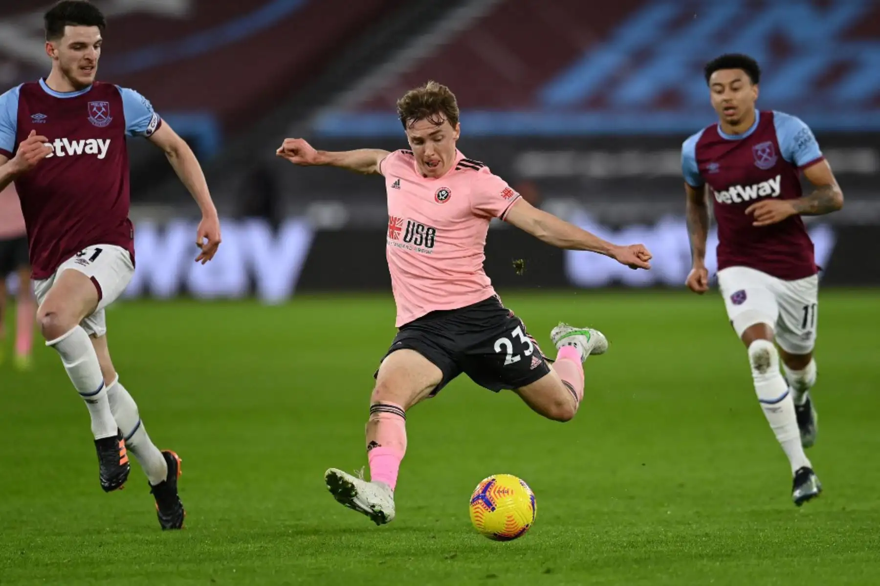El centrocampista inglés de Sheffield United, Ben Osborn (C), dispara pero no logra anotar durante el partido de fútbol de la Premier League inglesa entre West Ham United y Sheffield United en el London Stadium.

Foto: AFP
