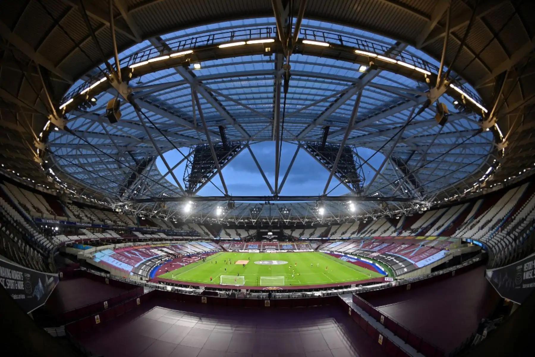 Los jugadores se calientan antes del partido de fútbol de la Premier League inglesa entre West Ham United y Sheffield United en el London Stadium.

Foto:AFP