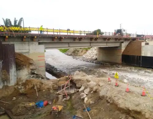 Culminan las obras de reconstrucción de dos puentes ubicados en Chimbote y en Barranca. Ambas infraestructuras resultaron dañadas por el Fenómeno El Niño costero de 2017.