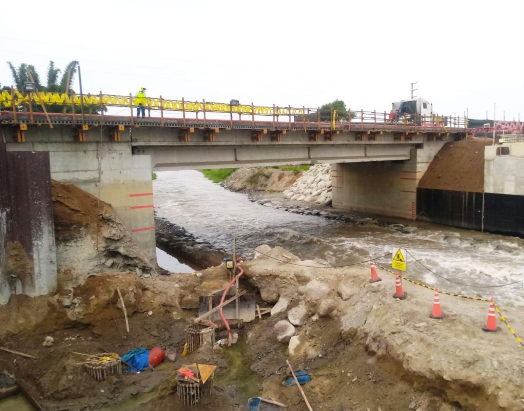 Culminan las obras de reconstrucción de dos puentes ubicados en Chimbote y en Barranca. Ambas infraestructuras resultaron dañadas por el Fenómeno El Niño costero de 2017.