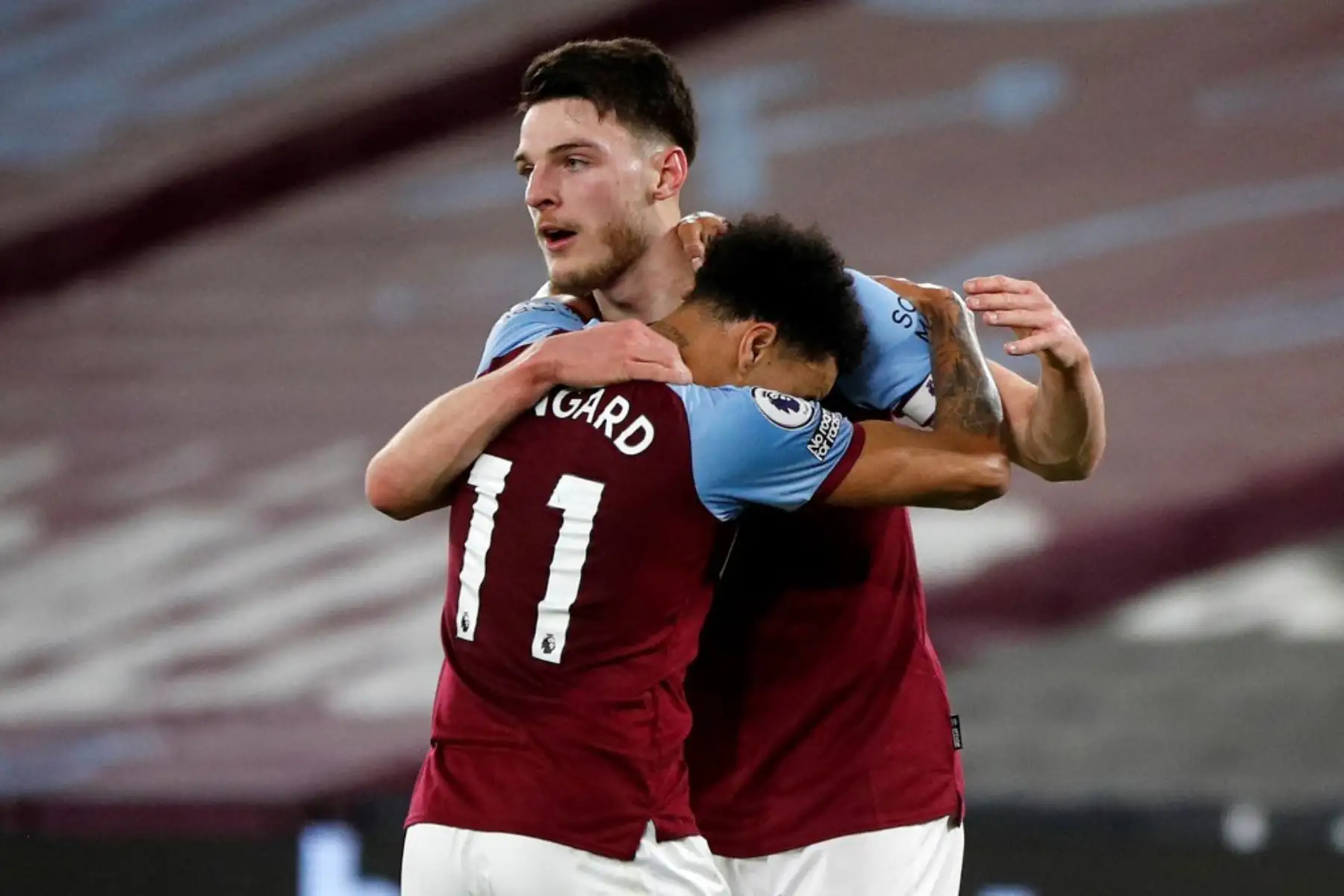 El mediocampista inglés del West Ham United, Declan Rice, celebra el gol de apertura con el mediocampista inglés del West Ham United, Jesse Lingard, durante el partido de fútbol de la Premier League inglesa entre West Ham United y Sheffield United en el London Stadium.

Foto:AFP