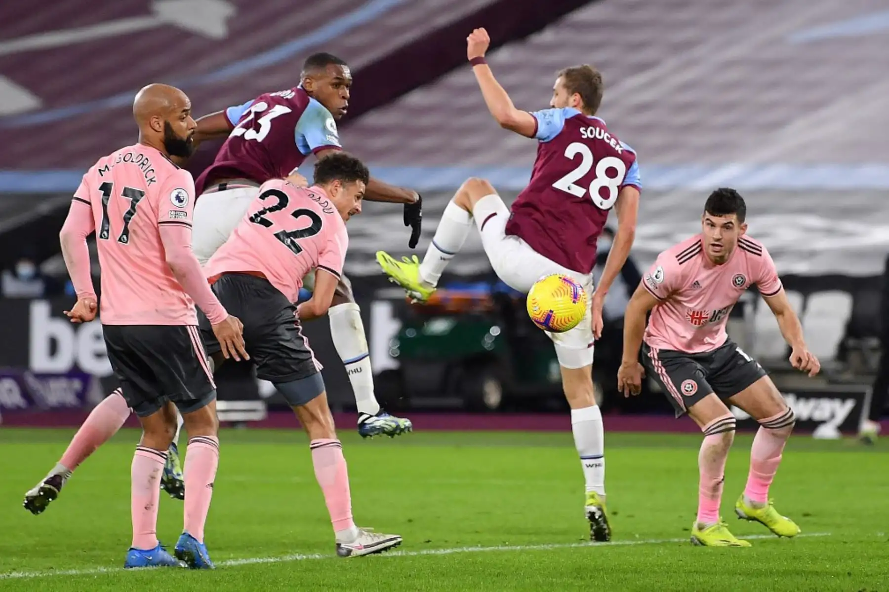 El defensor francés del West Ham United, Issa Diop (2L), anota el segundo gol de su equipo durante el partido de fútbol de la Premier League inglesa entre West Ham United y Sheffield United en el London Stadium, en el este de Londres.

Foto:AFP