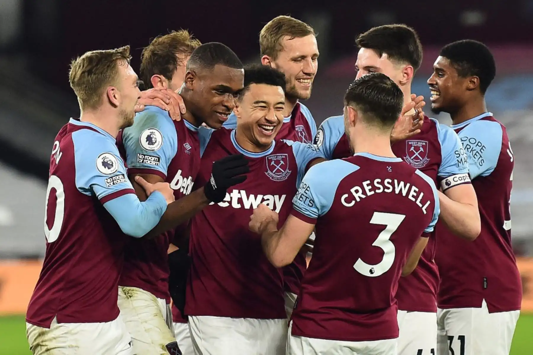 El defensor francés del West Ham United Issa Diop (3L) celebra anotar el segundo gol de su equipo con el centrocampista inglés del West Ham United Jesse Lingard (C) y el defensor inglés del West Ham United Aaron Cresswell (3R) durante el partido de fútbol de la Premier League inglesa entre West Ham United y Sheffield United en el London Stadium.

Foto:AFP