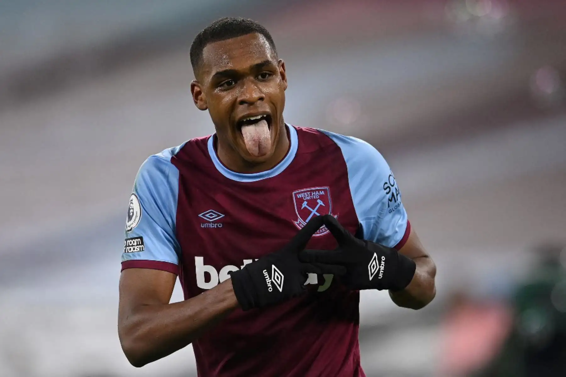 El defensor francés del West Ham United, Issa Diop, celebra tras anotar el segundo gol de su equipo durante el partido de fútbol de la Premier League inglesa entre el West Ham United y el Sheffield United en el London Stadium, en el este de Londres.

Foto:AFP