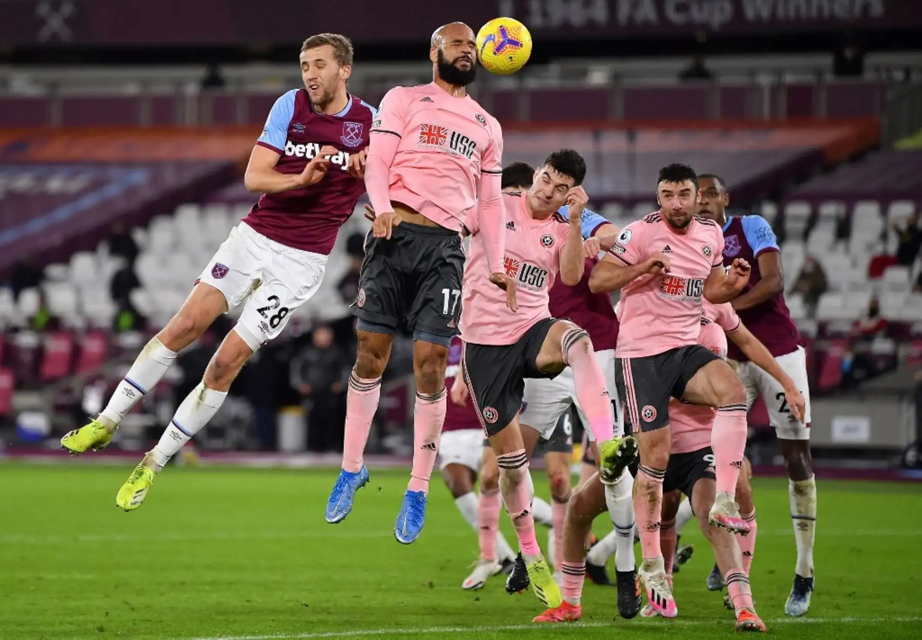 El centrocampista checo del West Ham United, Tomas Soucek (izq.), Compite con el delantero irlandés nacido en Inglaterra del Sheffield United, David McGoldrick, durante el partido de fútbol de la Premier League inglesa entre West Ham United y Sheffield United en el London Stadium, al este de Londres.

Foto:AFP