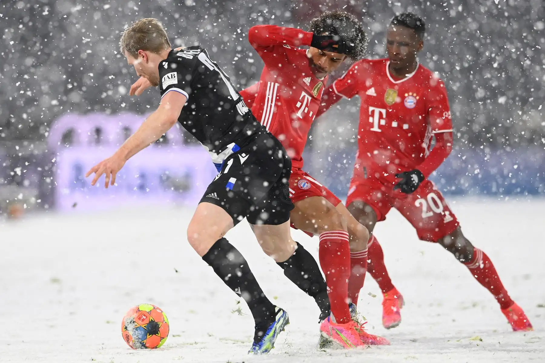 El delantero alemán de Bielefeld Andreas Voglsammer y el centrocampista alemán del Bayern Munich Leroy Sane compiten por el balón junto al defensor francés del Bayern Munich Bouna Sarr durante el partido de fútbol de la Bundesliga. Foto: AFP