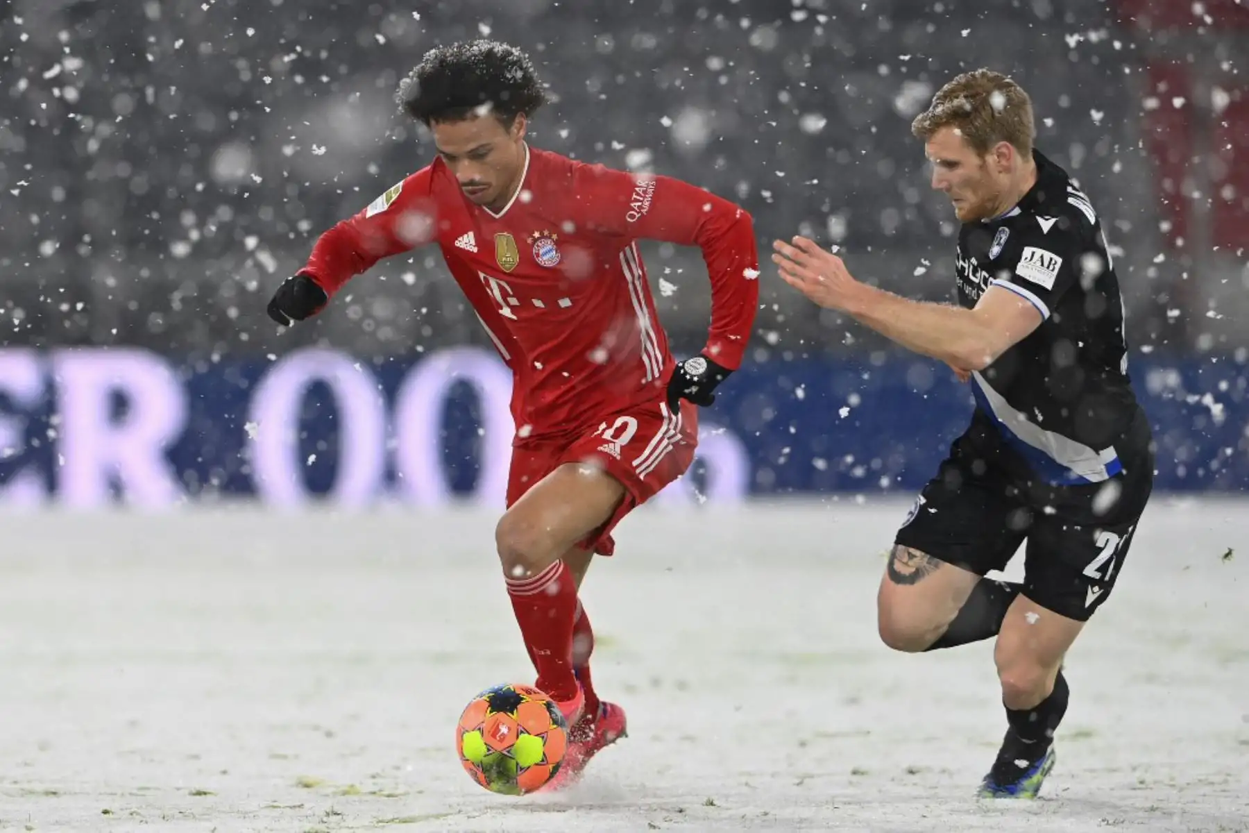 El centrocampista alemán del Bayern Munich Leroy Sane (L) y el delantero alemán de Bielefeld Andreas Voglsammer compiten por el balón durante el partido de fútbol de la Bundesliga de primera división alemana FC Bayern Munich v DSC Armenia Bielefeld en Munich.

Foto:AFP