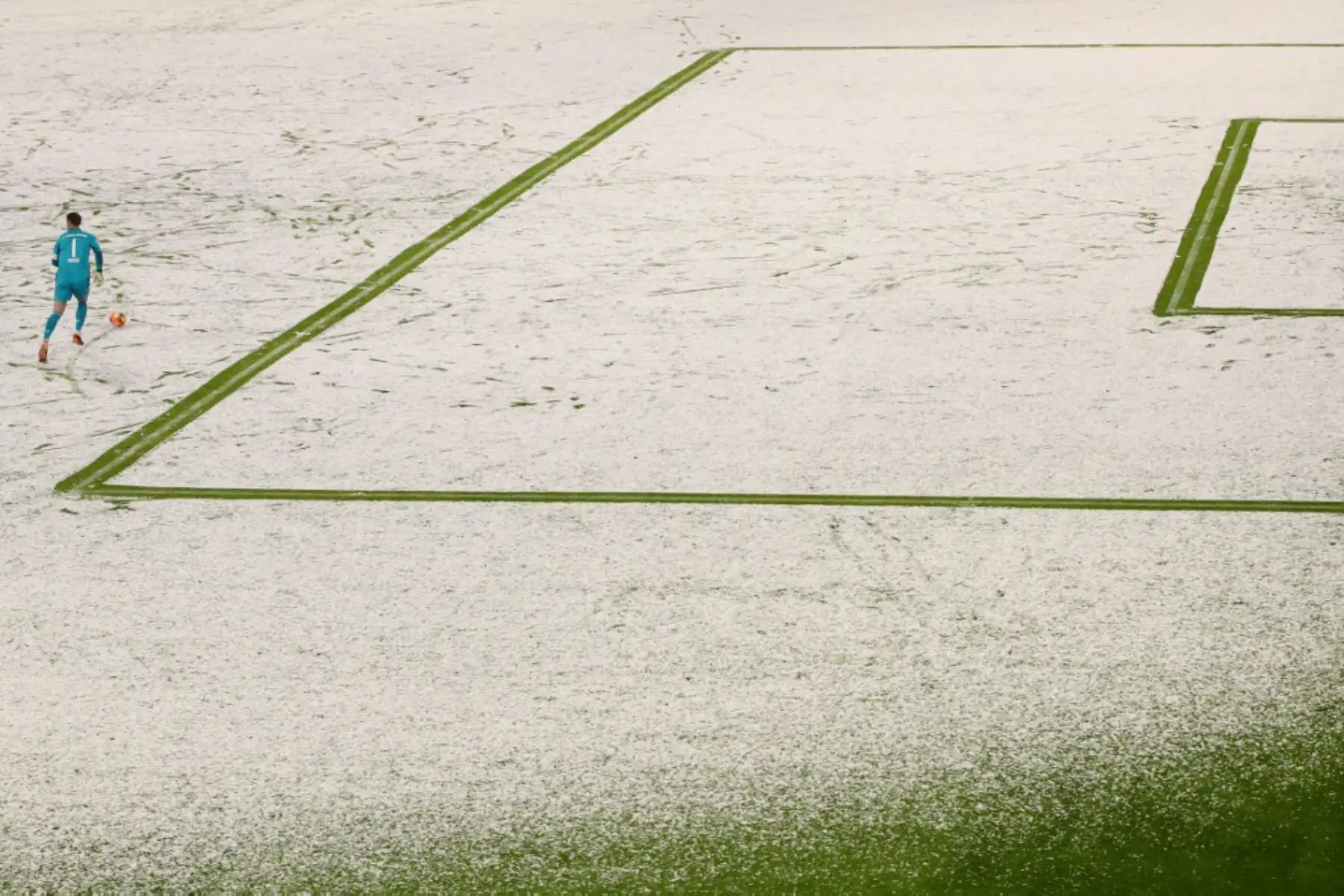 El portero alemán del Bayern de Múnich Manuel Neuer juega el balón fuera de su área durante el partido de fútbol de la Bundesliga de primera división alemana FC Bayern Munich v DSC Armenia Bielefeld en Múnich.

Foto:AFP