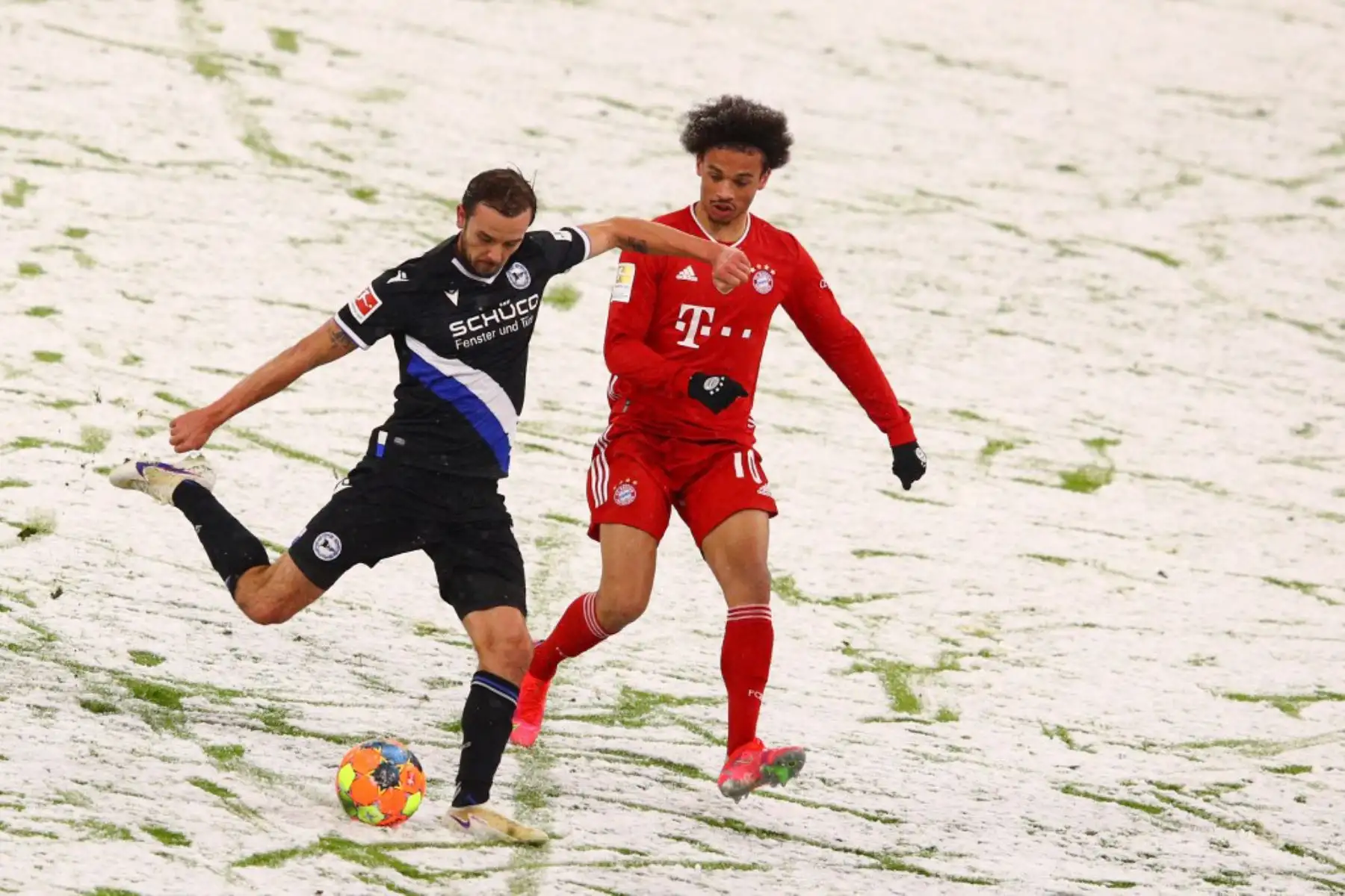 El centrocampista austriaco de Bielefeld, Manuel Prietl (L), pasa por delante del centrocampista alemán del Bayern Munich Leroy Sane compite por el balón durante el partido de fútbol de la Bundesliga de primera división alemana FC Bayern Munich v DSC Armenia Bielefeld en Munich.

Foto:AFP