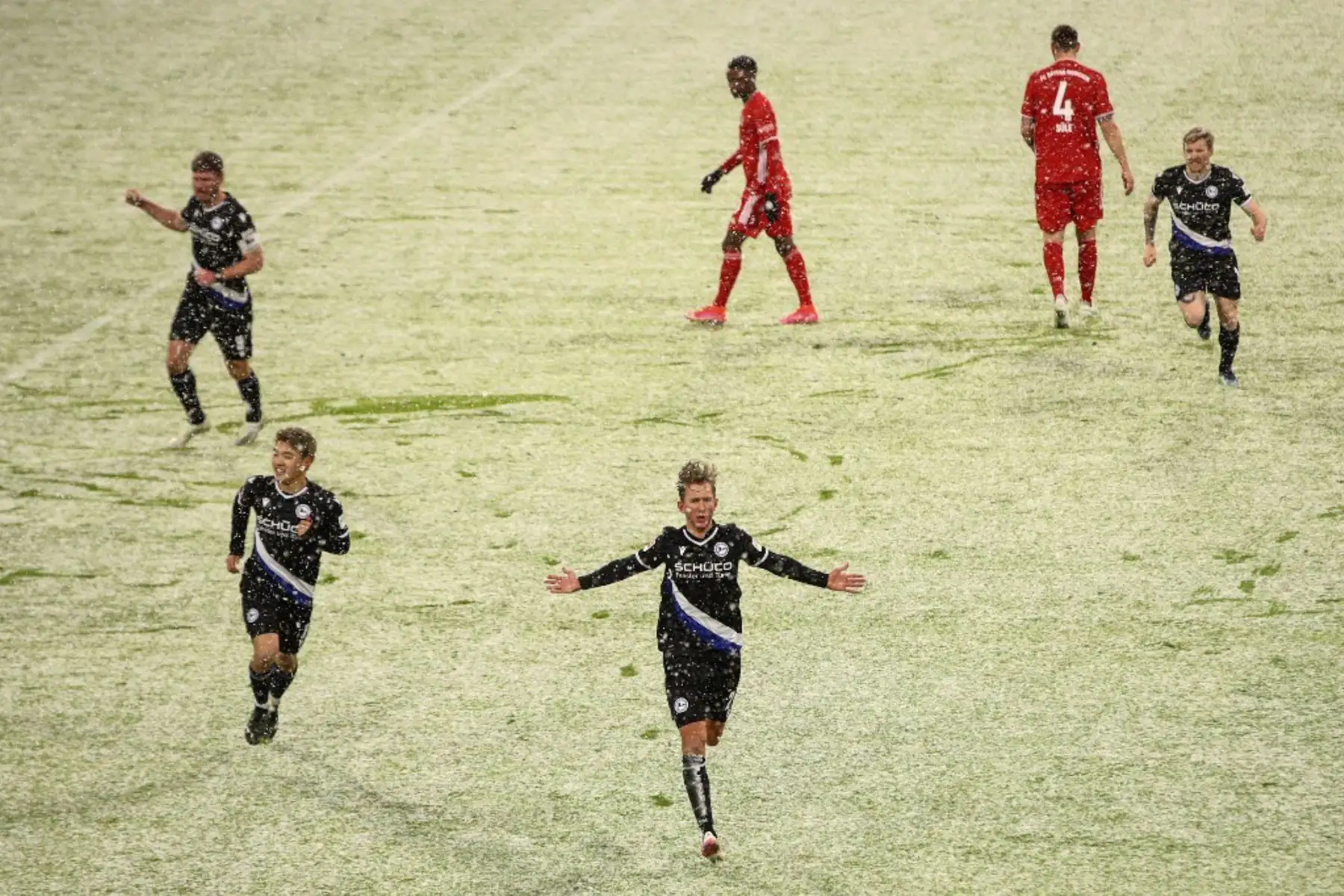 El delantero holandés de Bielefeld Michel Vlap (R) celebra el gol de apertura con sus compañeros de equipo durante el partido de fútbol de la Bundesliga de primera división alemana FC Bayern Munich v DSC Armenia Bielefeld en Munich.

Foto:AFP