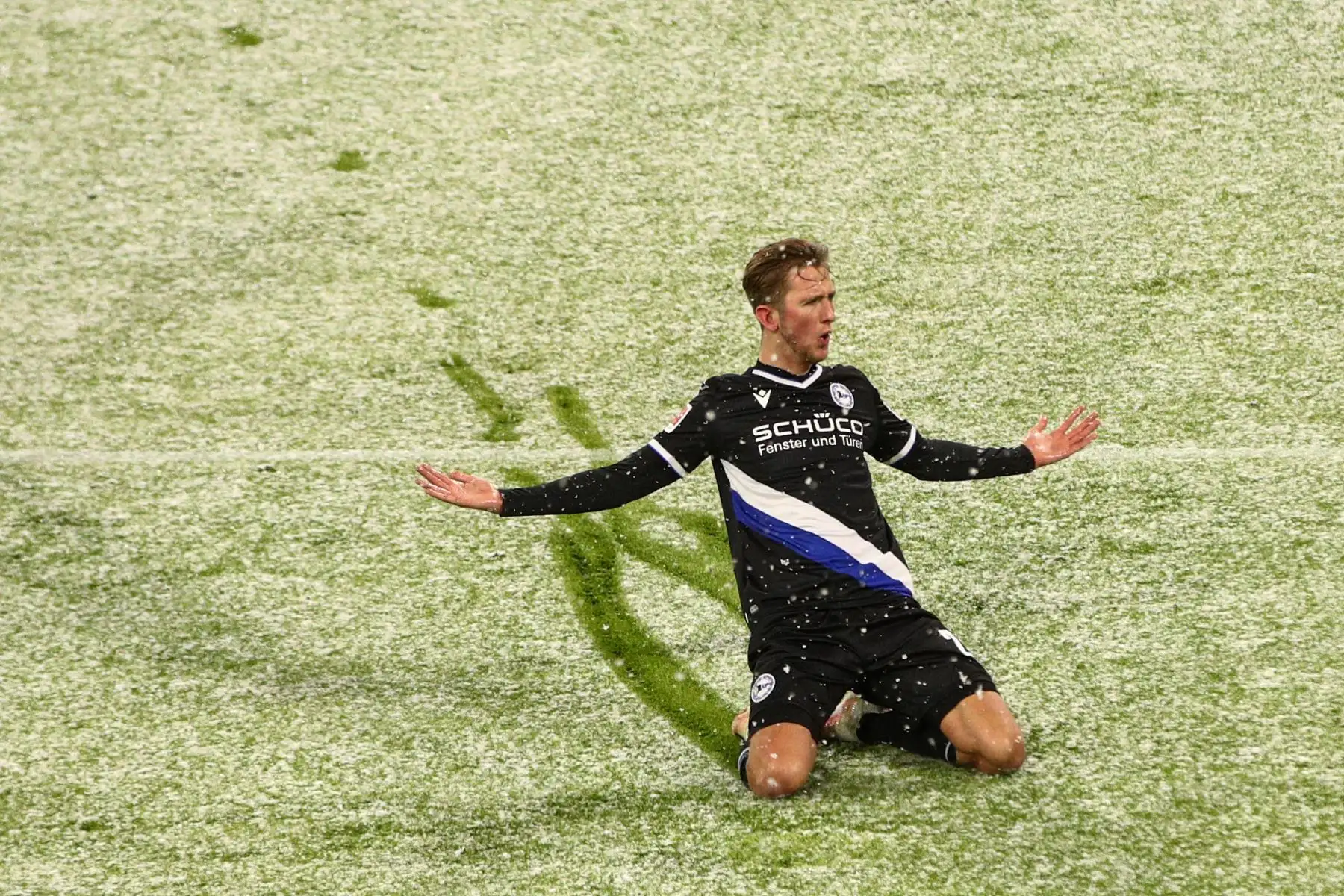 El delantero holandés de Bielefeld, Michel Vlap, celebra el gol de apertura durante el partido de fútbol de la Bundesliga. Foto: AFP