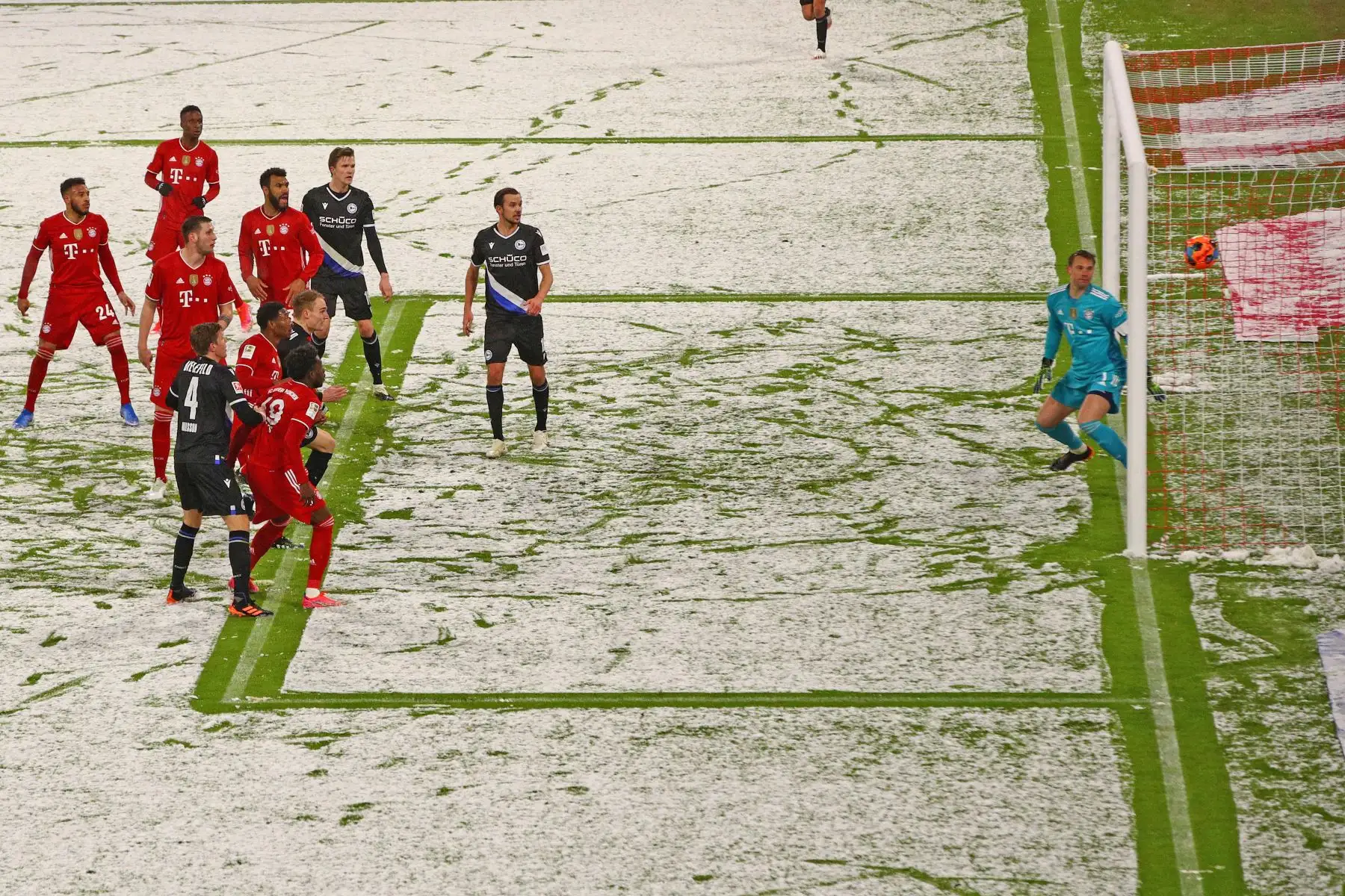 El defensor alemán de Bielefeld Amos Pieper anota el 2 a 0 pasado el portero alemán del Bayern Munich Manuel Neuer durante el partido de fútbol de la Bundesliga. Foto: AFP