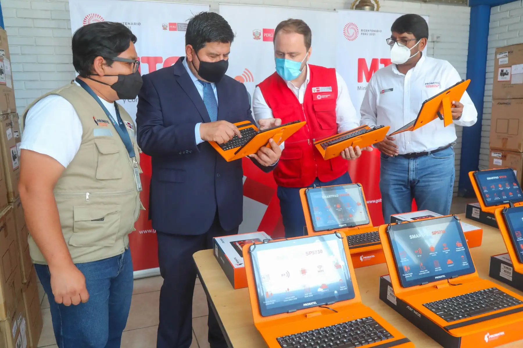 Con el objetivo de potenciar la experiencia escolar de niños y adolescentes de la región Huancavelica y desarrollar sus habilidades digitales, el Ministerio de Transportes y Comunicaciones (MTC) entregó 2692 tablets a su gobierno regional. Foto: MTC