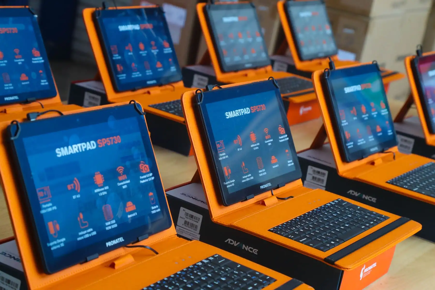 Con el objetivo de potenciar la experiencia escolar de niños y adolescentes de la región Huancavelica y desarrollar sus habilidades digitales, el Ministerio de Transportes y Comunicaciones (MTC) entregó 2692 tablets a su gobierno regional. Foto: MTC