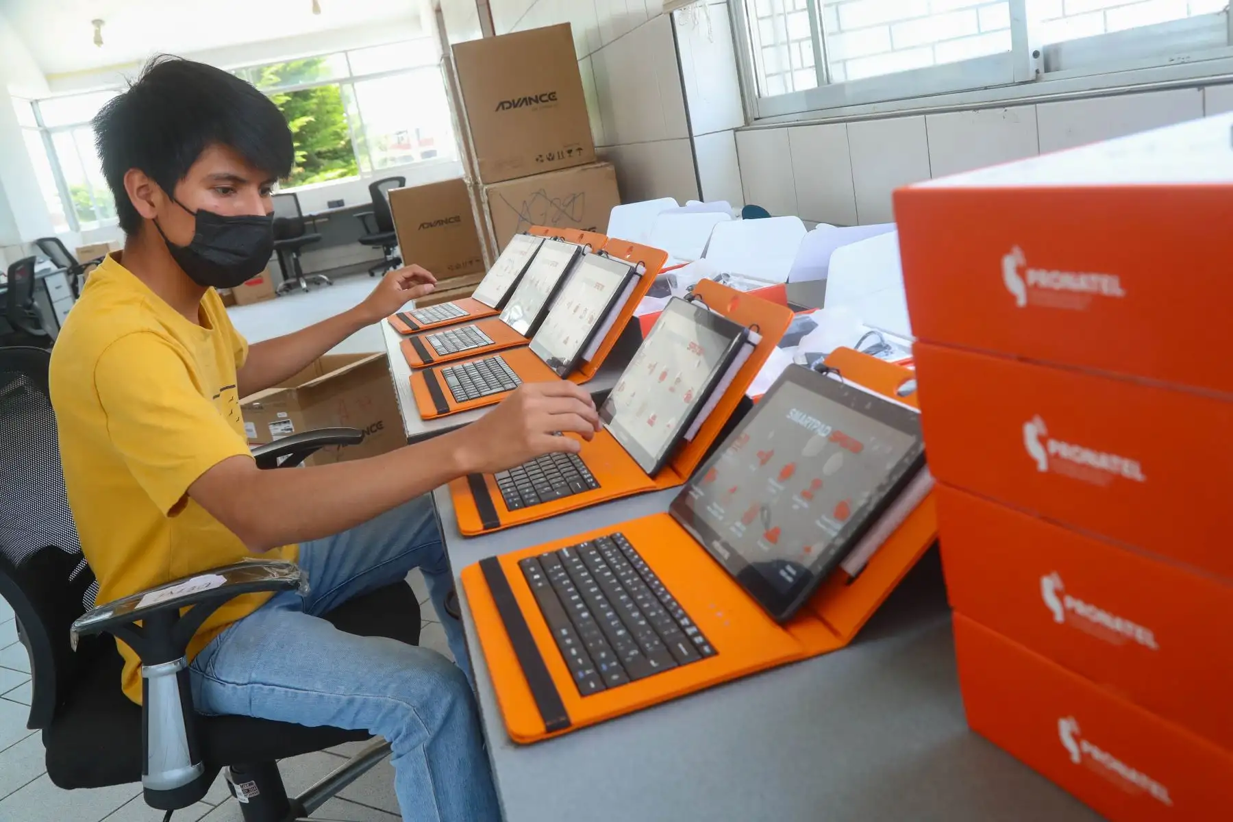 Con el objetivo de potenciar la experiencia escolar de niños y adolescentes de la región Huancavelica y desarrollar sus habilidades digitales, el Ministerio de Transportes y Comunicaciones (MTC) entregó 2692 tablets a su gobierno regional. Foto: MTC