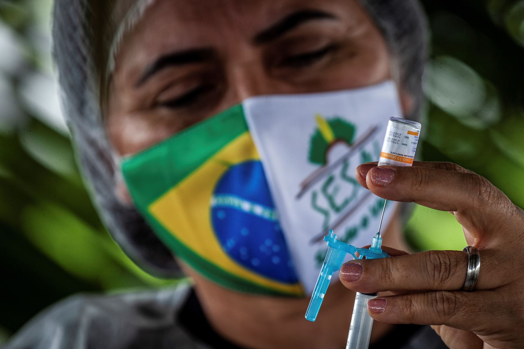 Personal de Salud Sao Paulo prepara una dosis contra la covid-19. Foto: EFE