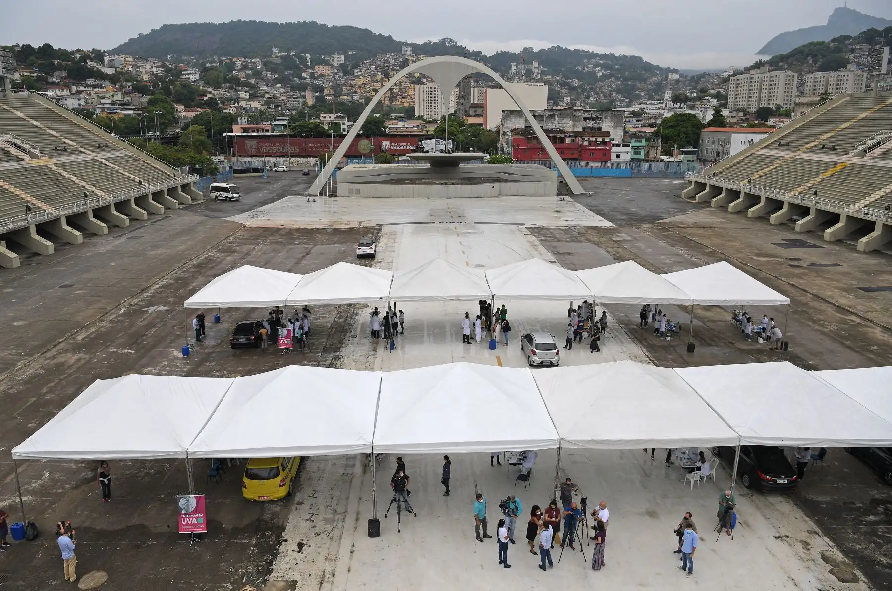 Los trabajadores de la salud esperan para administrar dosis de la vacuna Coronavac a pacientes ancianos en un punto de vacunación en el lugar del Carnaval de Río Sambódromo, Río de Janeiro, Brasil. Foto: AFP