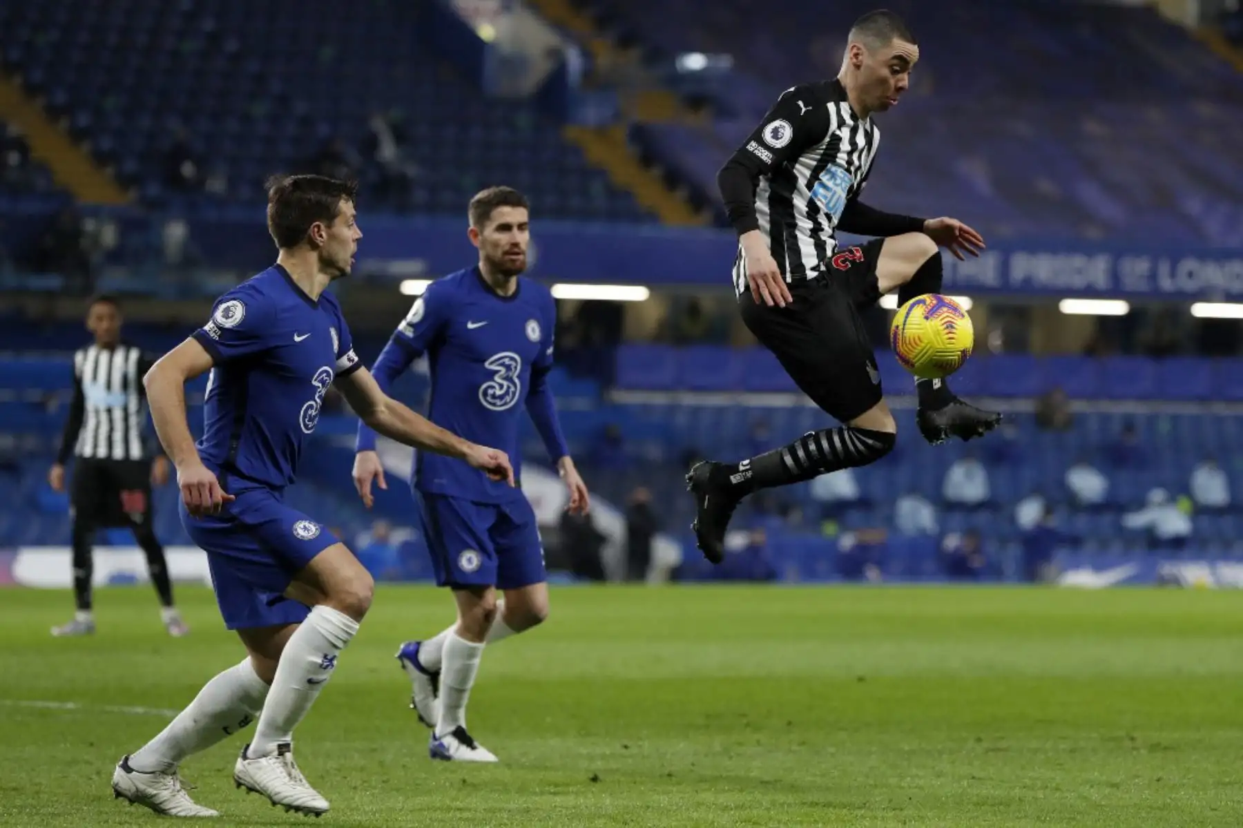 El defensor español del Chelsea, César Azpilicueta (L), reacciona cuando el mediocampista paraguayo del Newcastle United, Miguel Almirón, salta para controlar el balón durante el partido de fútbol de la Premier League inglesa entre Chelsea y Newcastle United en Stamford Bridge en Londres.

Foto: AFP