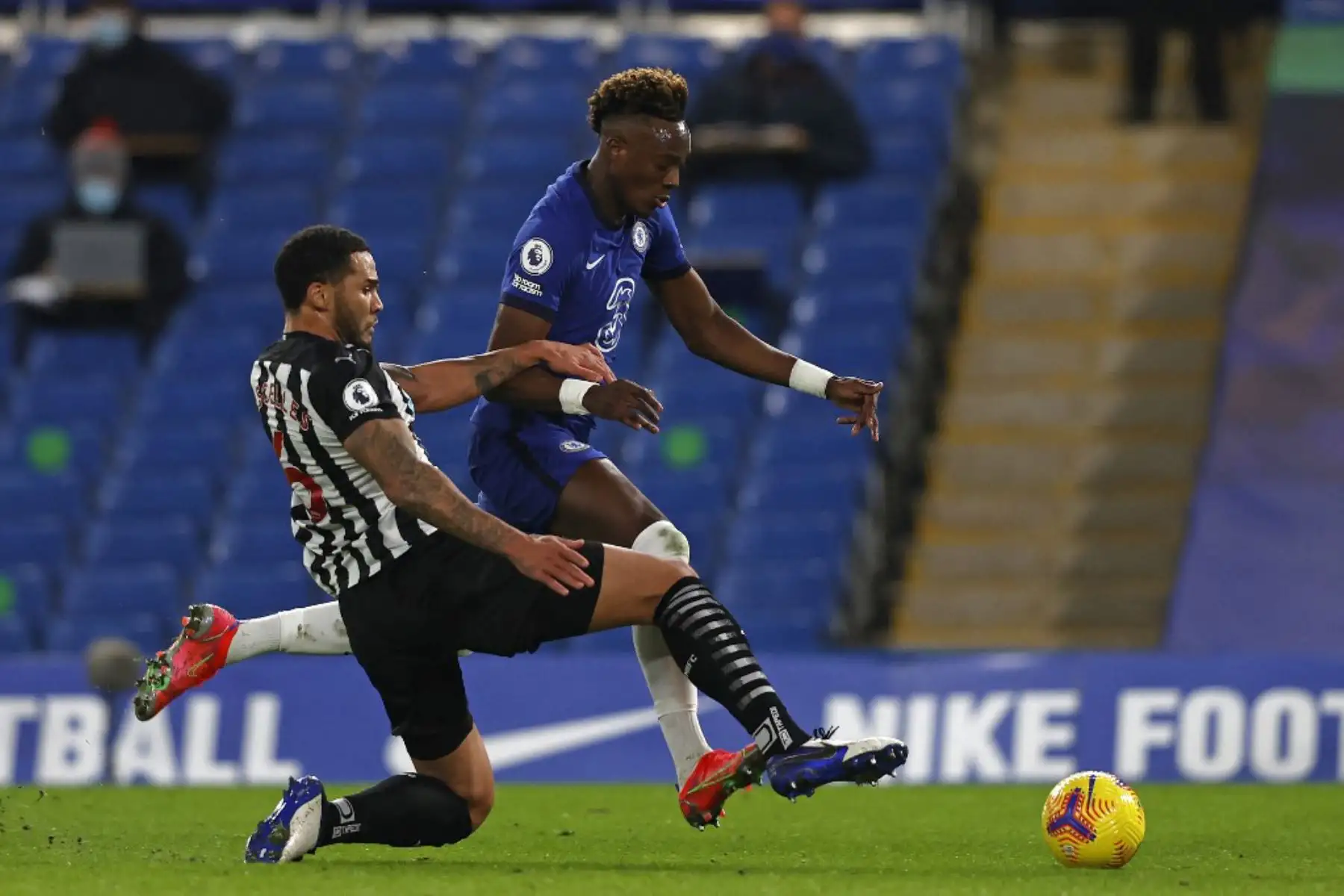 El defensor inglés del Newcastle United Jamaal Lascelles (L) aborda al delantero inglés del Chelsea Tammy Abraham durante el partido de fútbol de la Premier League inglesa entre el Chelsea y el Newcastle United en Stamford Bridge en Londres.

Foto: AFP