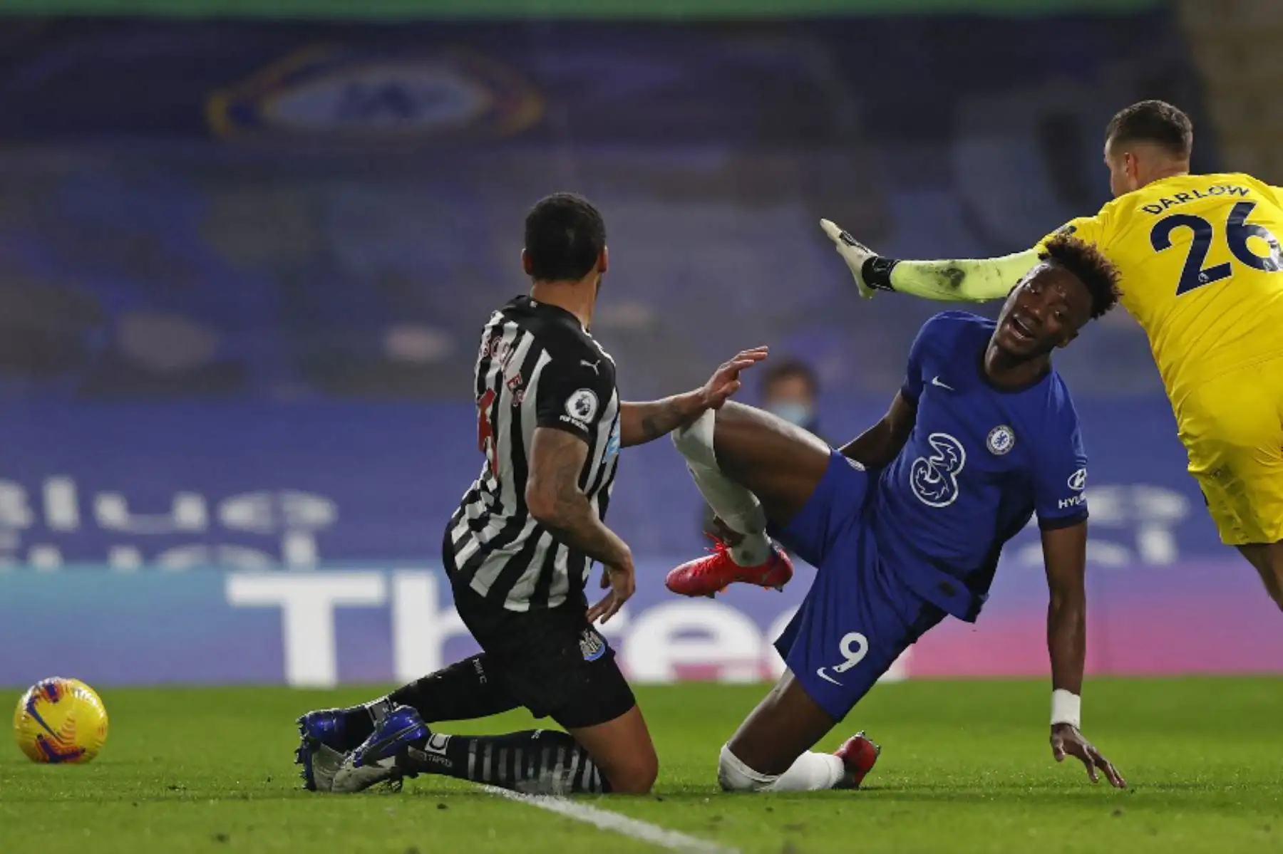 El delantero inglés del Chelsea Tammy Abraham (C) sostiene su pierna después de una entrada del defensor inglés del Newcastle United Jamaal Lascelles (L) durante el partido de fútbol de la Premier League inglesa entre Chelsea y Newcastle United en Stamford Bridge en Londres.

Foto:AFP
