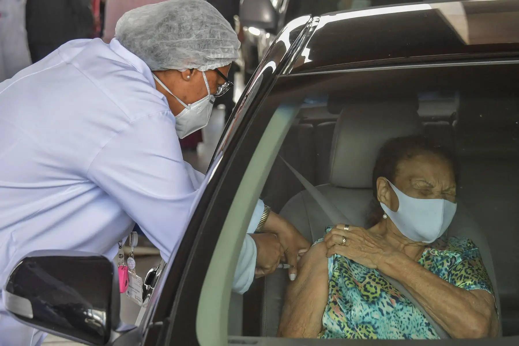 Una anciana brasileña recibe una dosis de la vacuna Coronavac en un paseo por el centro de vacunación en el Estadio Pacaembu en Sao Paulo, Brasil, el 8 de febrero de 2021. Foto: AFP