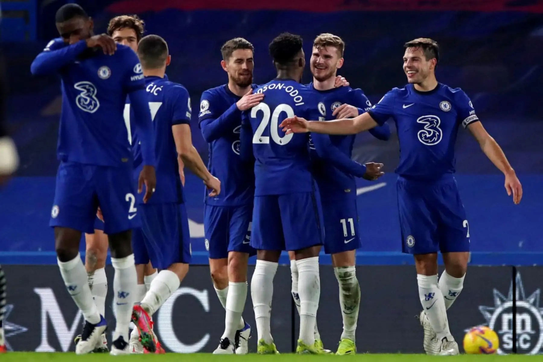 El delantero alemán del Chelsea Timo Werner (2R) celebra anotar el segundo gol de su equipo durante el partido de fútbol de la Premier League inglesa entre el Chelsea y el Newcastle United en Stamford Bridge en Londres.

Foto:AFP